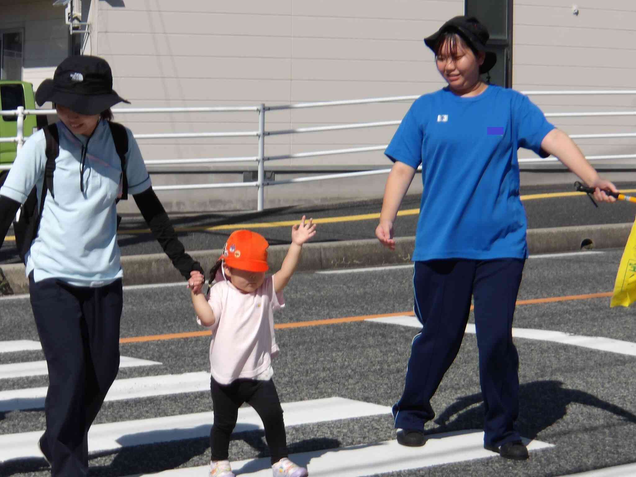 交通安全指導で旗をもって一緒に横断しました。Aちゃんの上手に渡っておられます