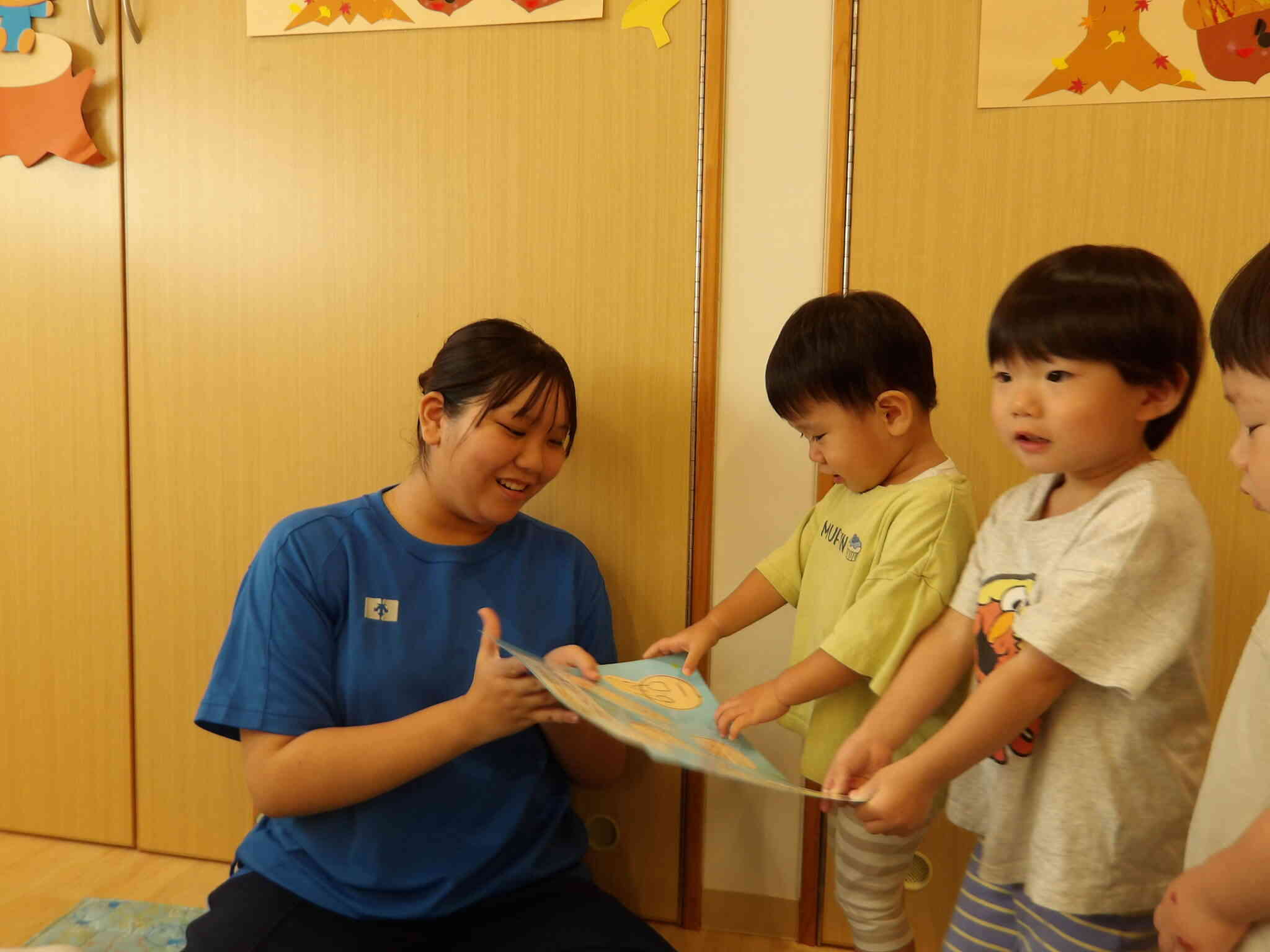 最後にみんなでまた来てねとプレゼントを渡しました！