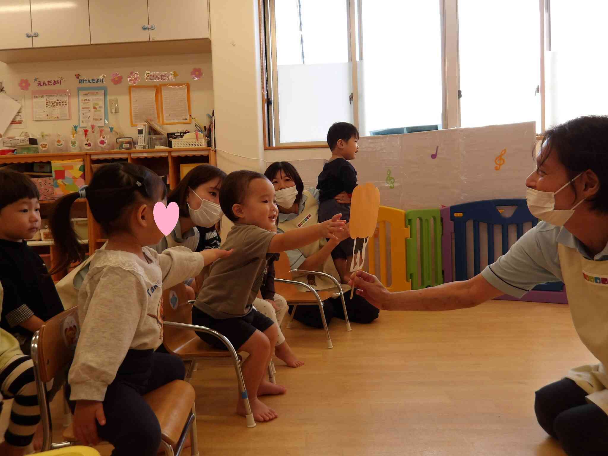 「ハロウィンかくれんぼ」　ペープサートを見たよ！