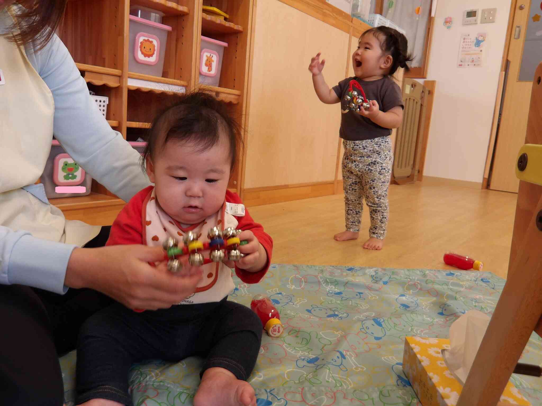鈴がしゃんしゃん！いい音するね。楽しいね。