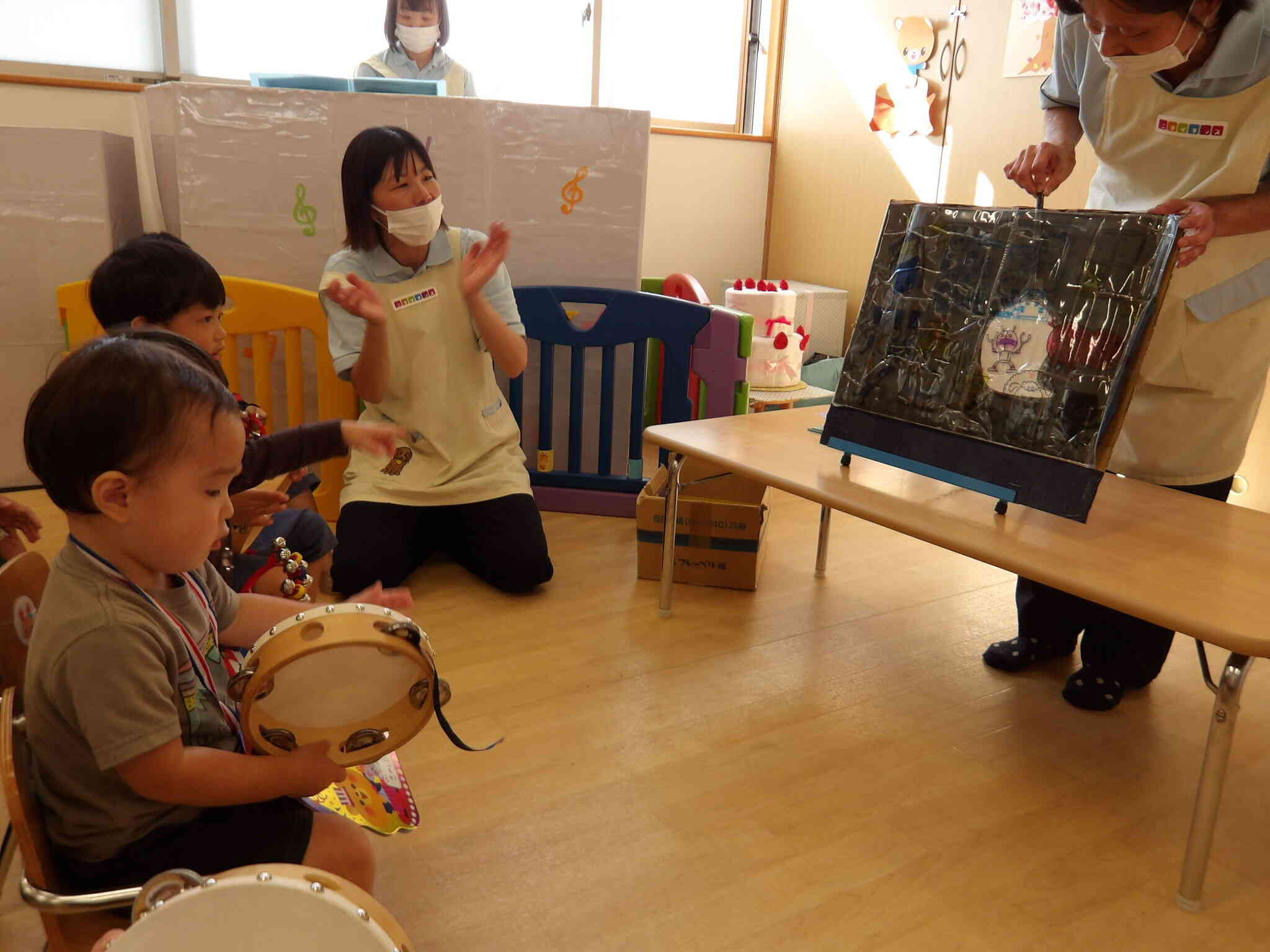 最後に暗闇シアターを見ながら「おもちゃのチャチャチャ」の合奏をしました