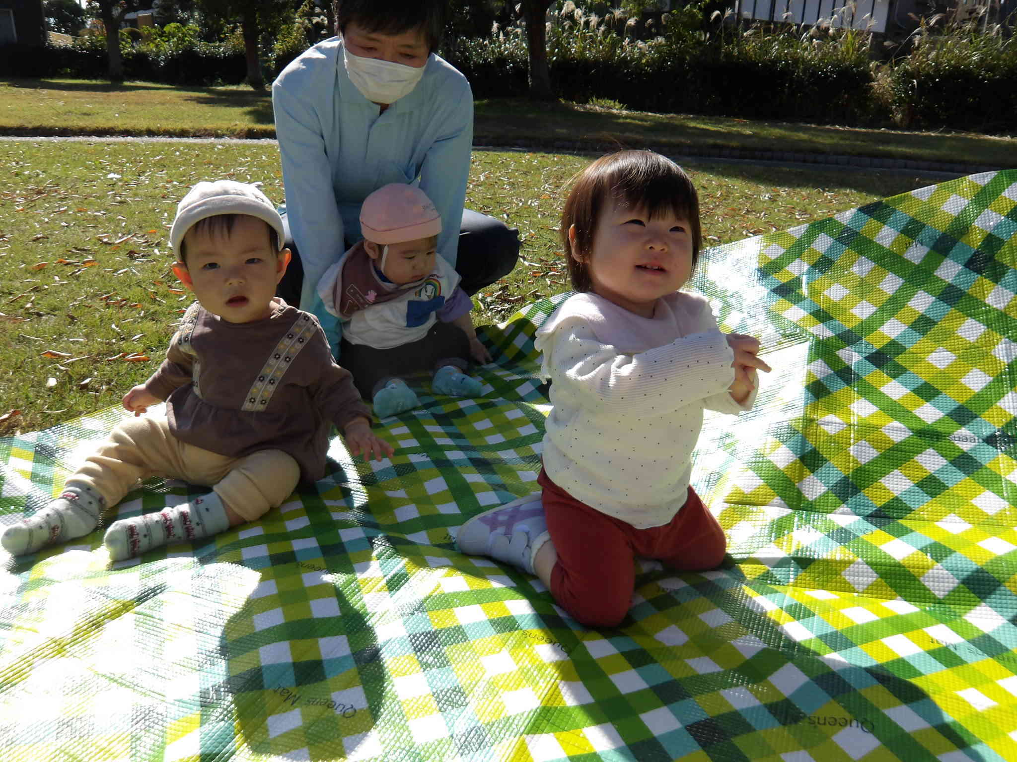 保育者が落ち葉の雨を降らせると「わぁ〜」と喜ぶひよこ組のお友達です。