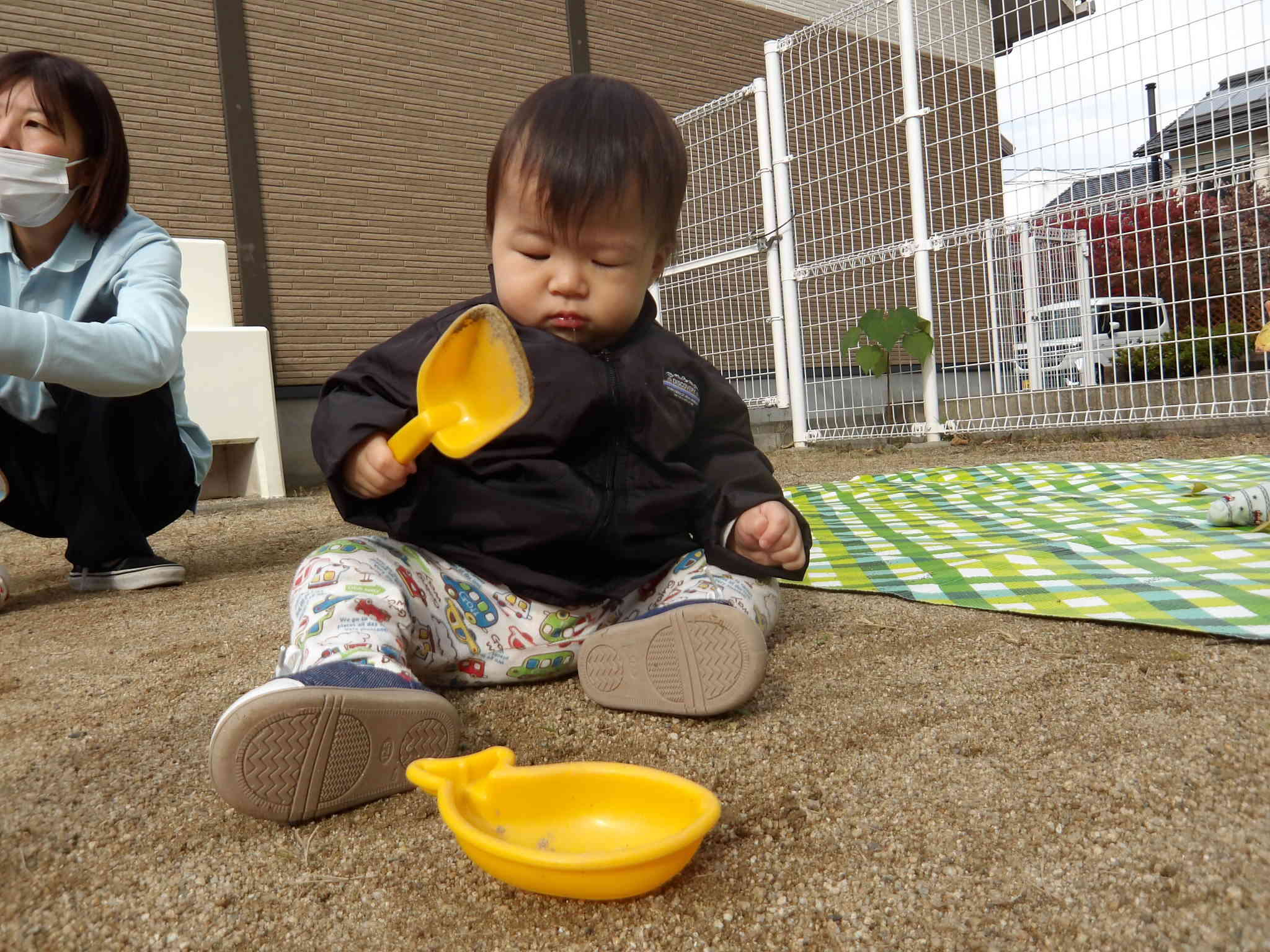 うさぎ組さんの真似をして、スコップで砂を触ってみたよ。