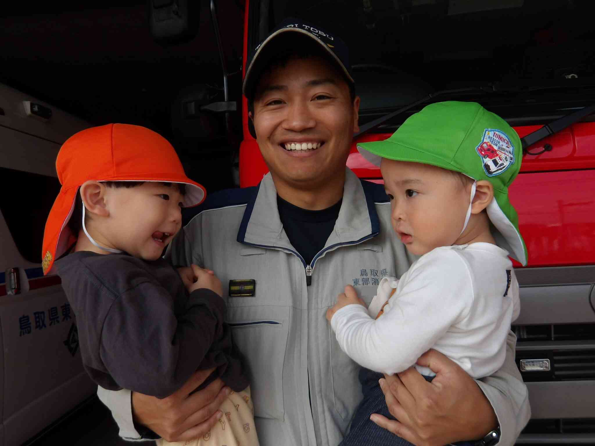Sくん、散歩に行く前に「消防士さんに抱っこしてもらう」と話しており、緊張した様子でしたが話した通り実際に抱っこしてもらいました。