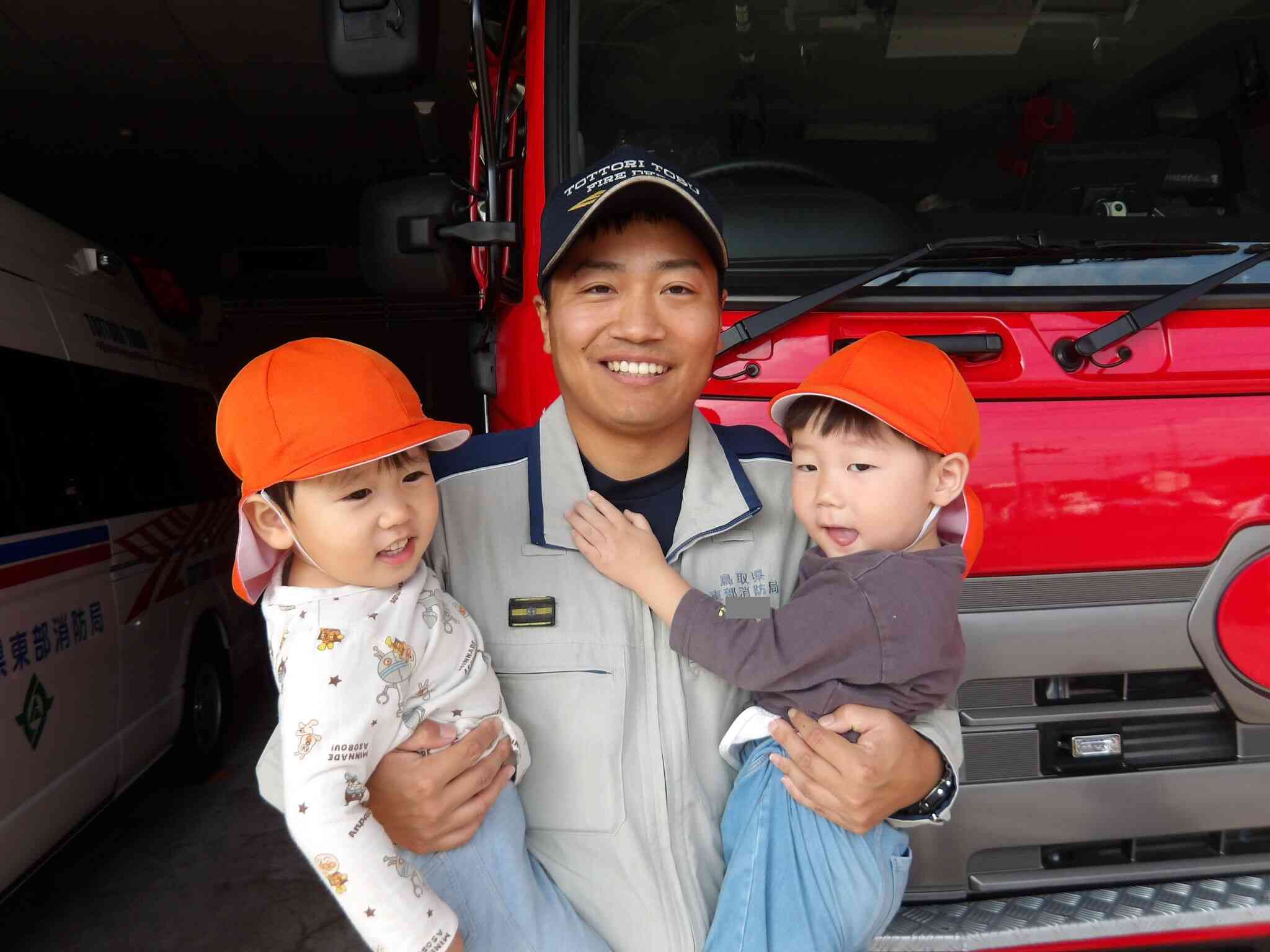 最後には消防士さんに抱っこしてもらいました♪嬉しそうなＨくんとＳくんでした