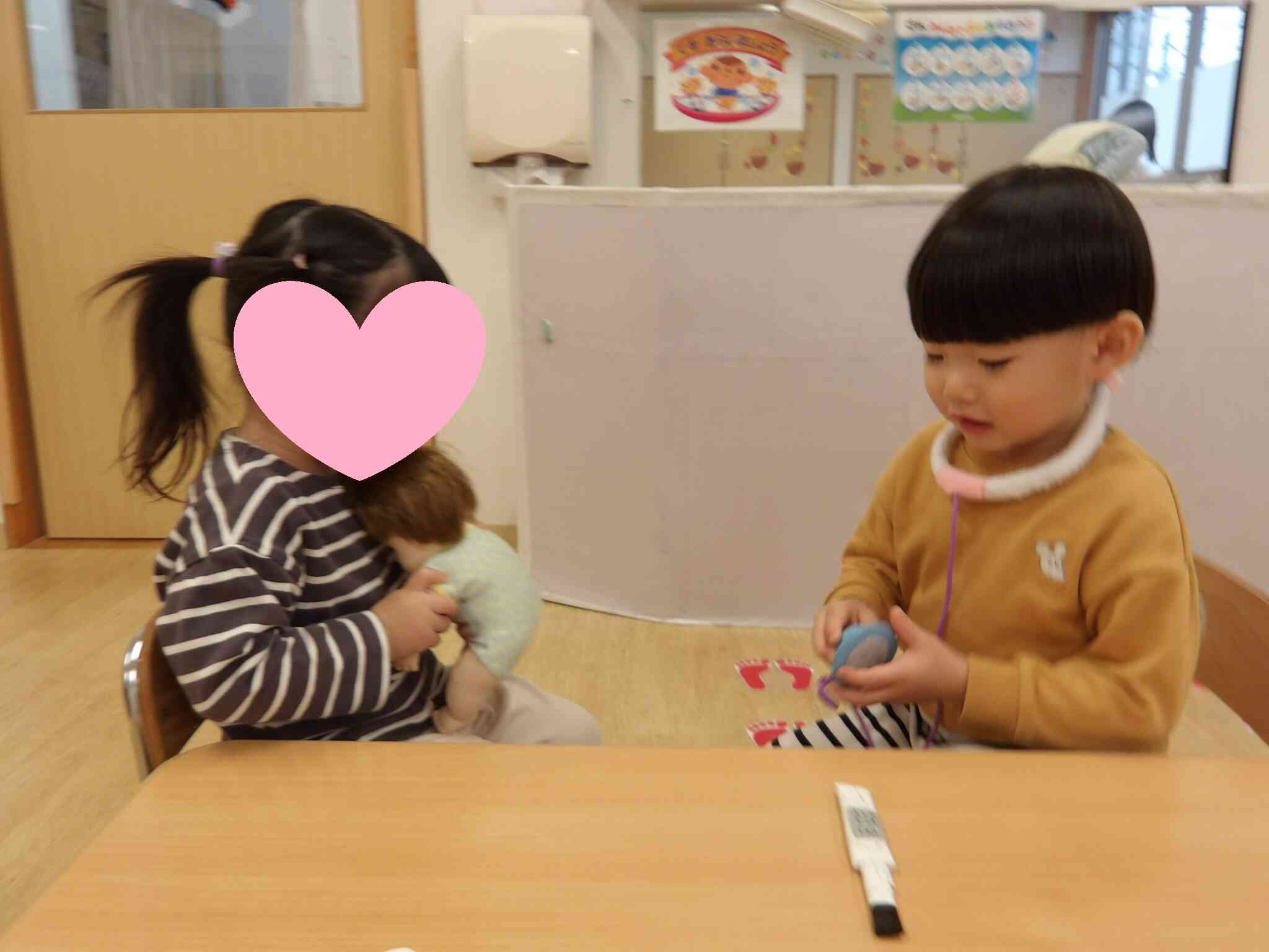 うさぎ組のＡちゃんもお母さんになりきってポポちゃんのお世話をしてあげていました