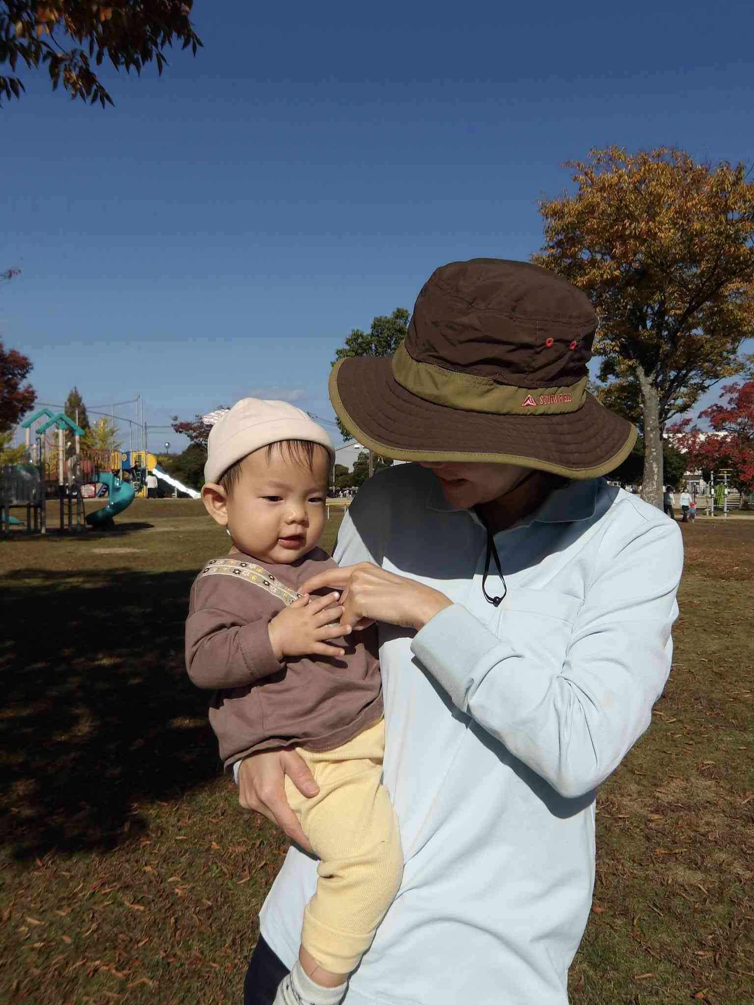 保育者と一緒に公園内をお散歩して気持ち良さそうなRちゃんです。