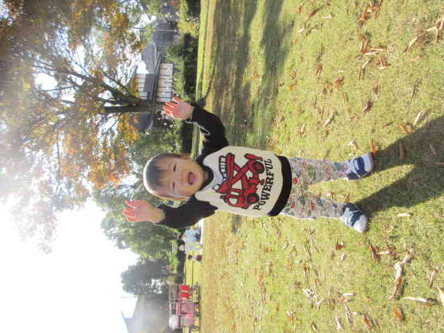 お外で歩くの楽しいね！ひよこ組のMくんは保育者がいる場所まで嬉しそうに歩いていましたよ。