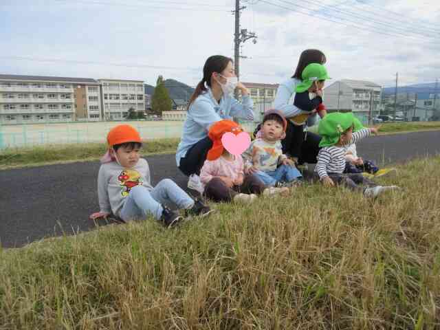 黒い鳥に興味津々の子どもたち。飛んでいる様子を園に戻ってからも真似をしていました。