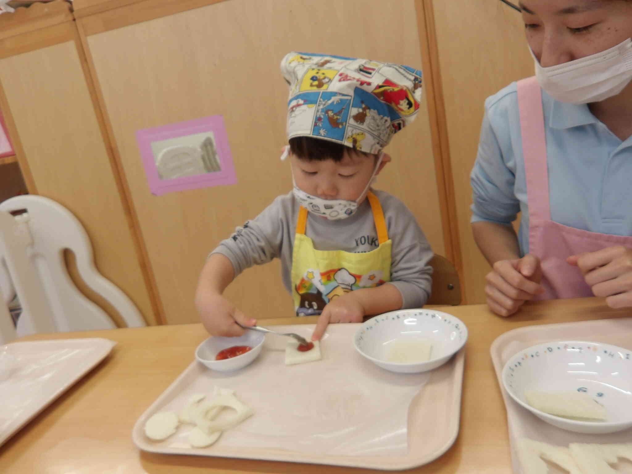 Sくん、スプーンをうまく使いながらジャムを塗っていました。