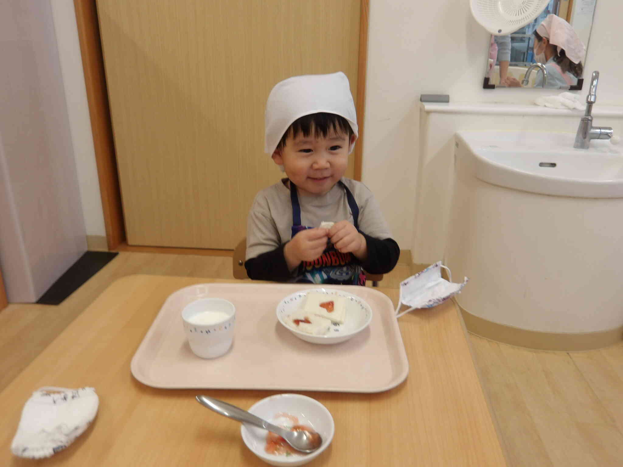 自分で作ったジャムサンドおいしすぎて笑っちゃうHくんです。