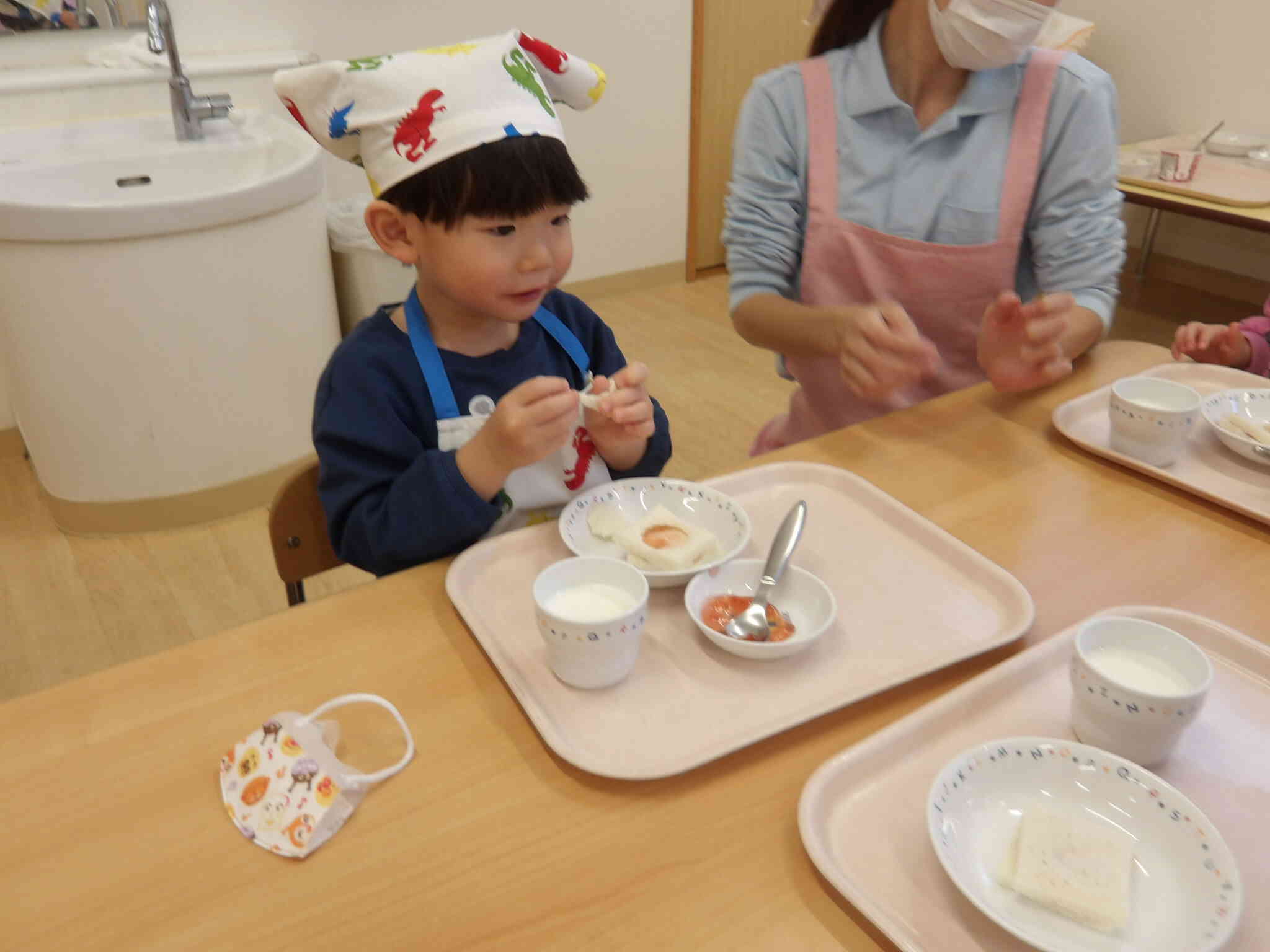 自分で作ったジャムサンド、とってもおいしい～とパクパク食べるⅯくんです。