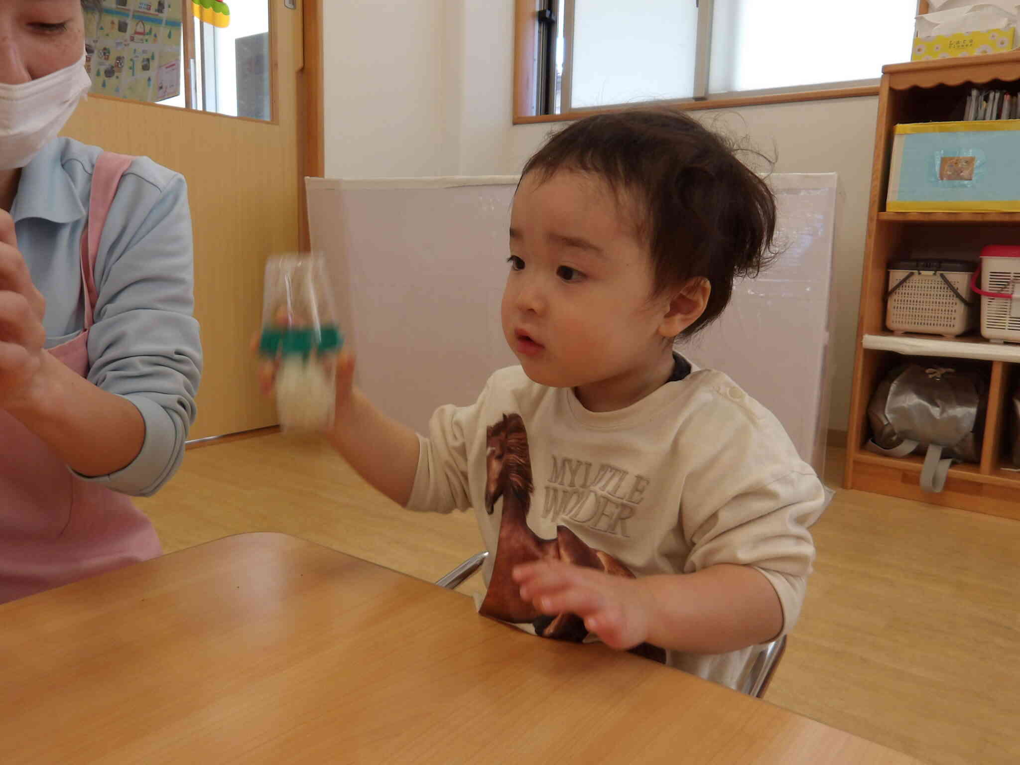 どんどん丸くなっていくおにぎりを見て、「大きくなってきた！」と嬉しそうなＳくんでした。