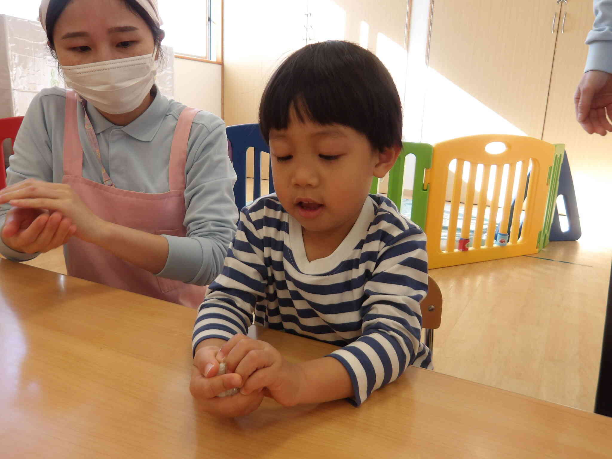 両手でにぎにぎ、手遣いが上手なＴくん。