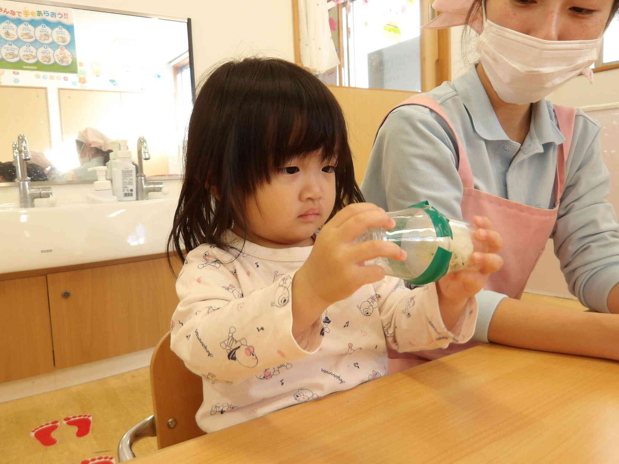 カップの中でおにぎりが転がっているのをじっと見ながらも左右に傾けながら転がして作るＫちゃんでした。