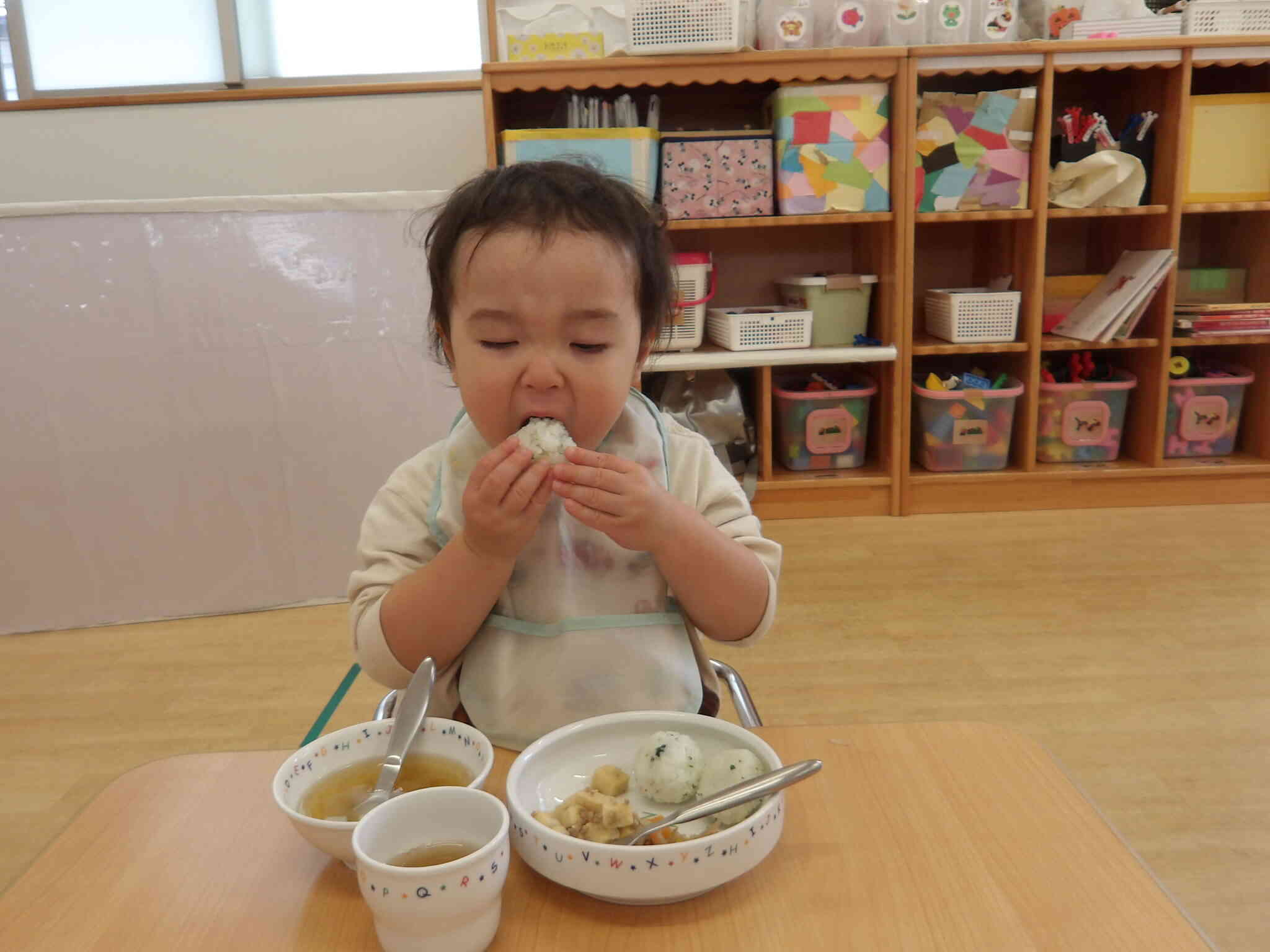 自分で作ったおにぎりはとってもおいしいとあっという間に食べ終えていました。