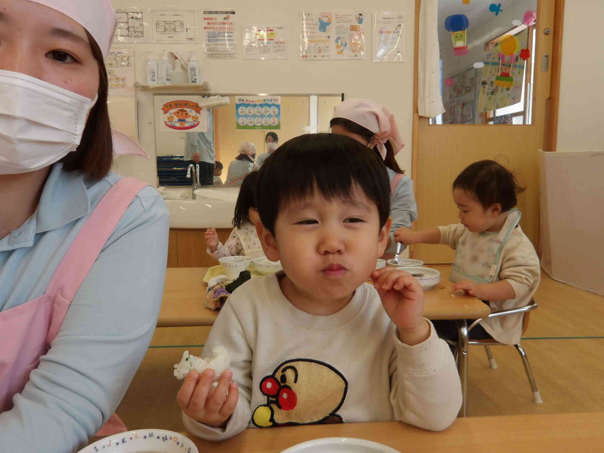 Hくんおいしい？と聞いてみるとニコニコ微笑んでいました。