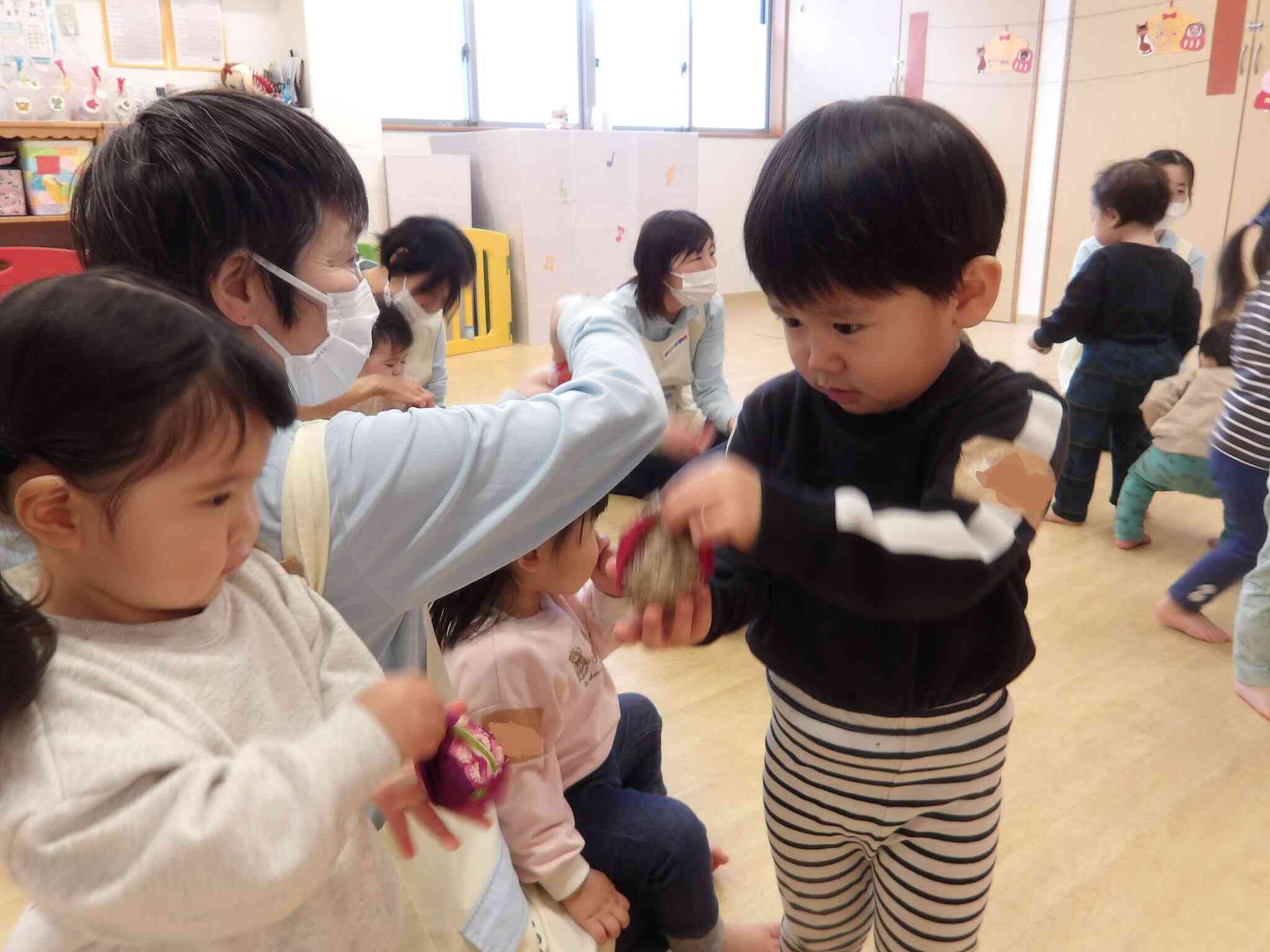 うさぎ組のHくんがひよこ組のTちゃんに「こうやってするんだよ」とお手本を見せてくれました。