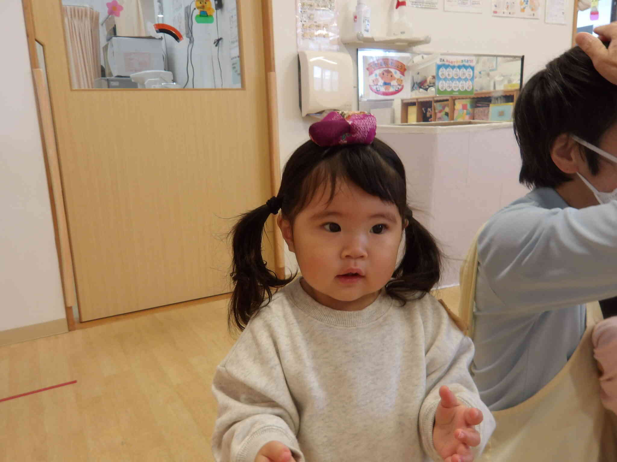 上手にできるかな？講師の先生が頭の上にお手玉を乗せて落とす姿を見て真似をする姿が可愛かったです！