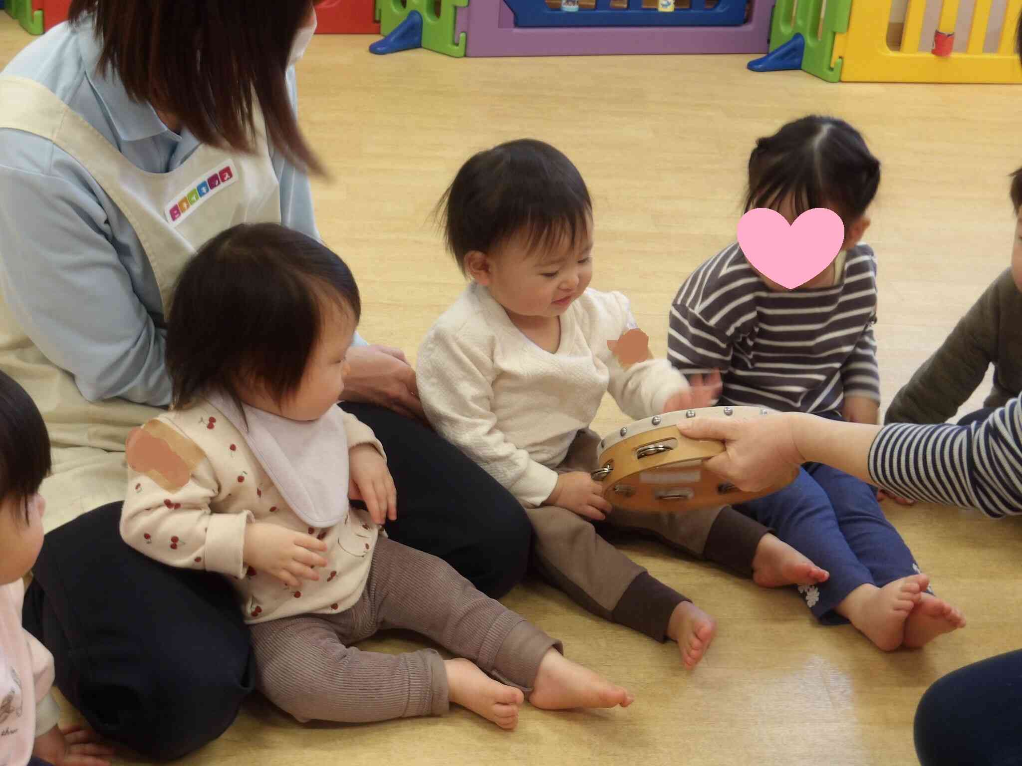 タンバリン叩くの楽しいね！曲に合わせ上手にタンバリンを叩いているIちゃんです。