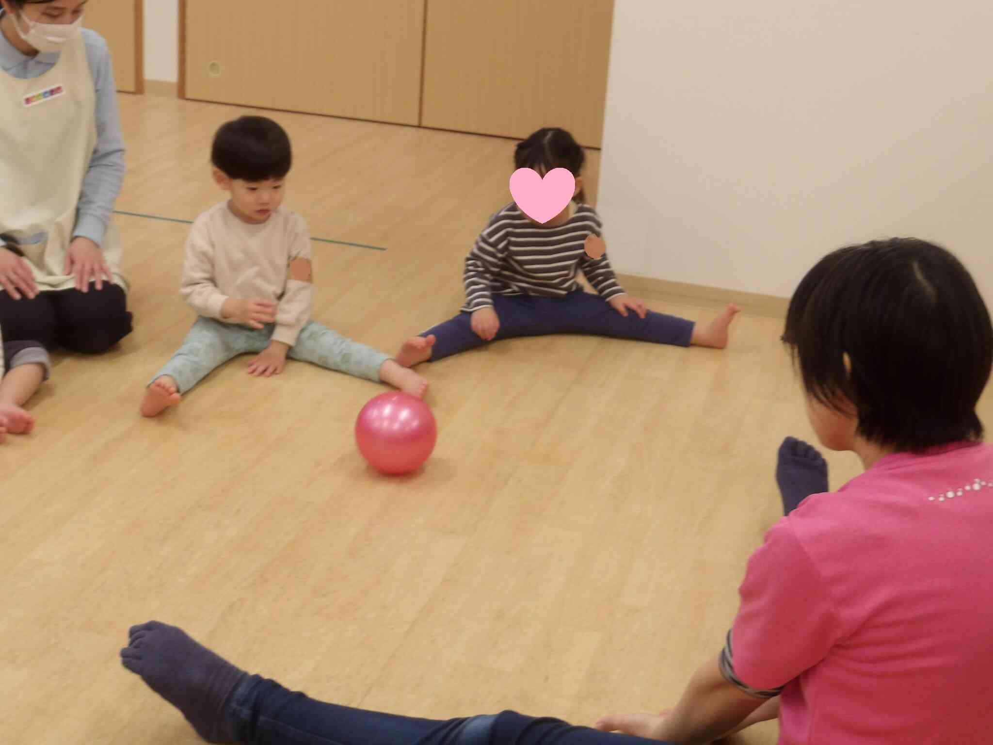 上手にボールをキャッチしてころころ～と講師の先生に返しているMくんです。