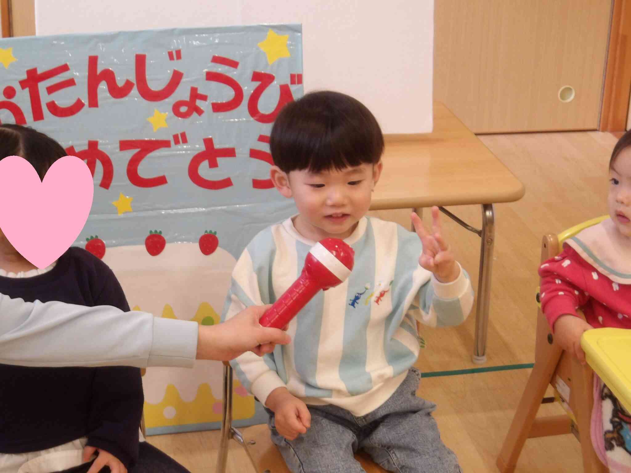 うさぎ組のM君。「3歳になりました」と上手に答えてくれました　