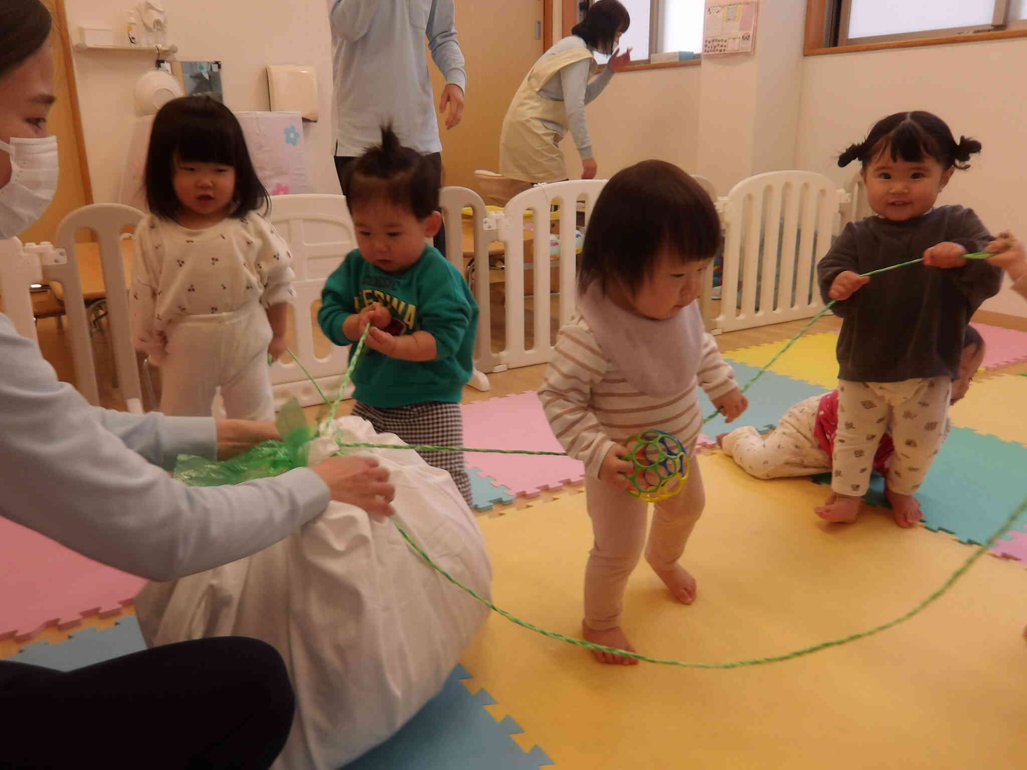 ひよこ組のお友だちも「うんとこしょ、どっこいしょ」とおおきなかぶごっこを楽しみました　