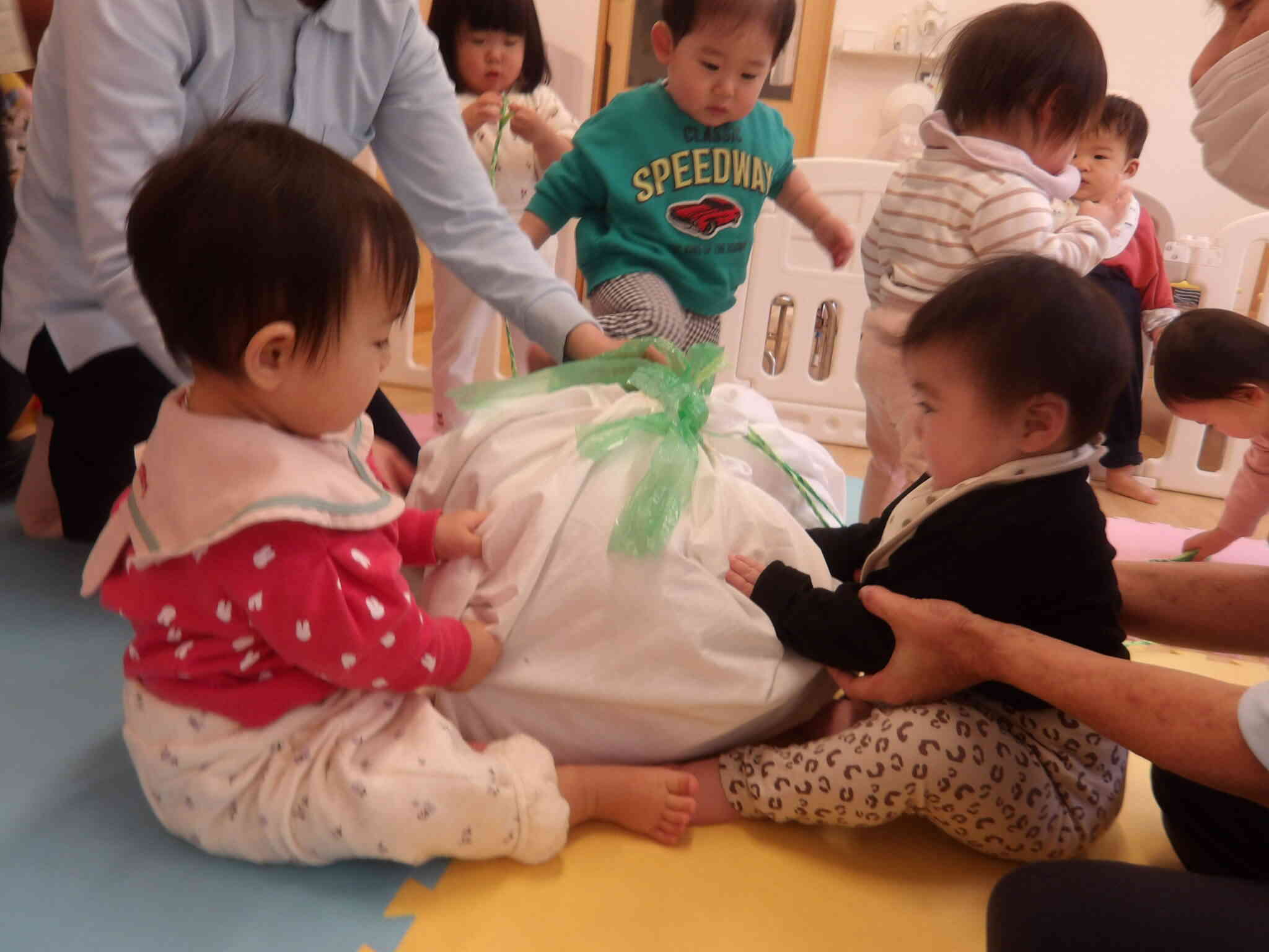 おおきなかぶに興味津々のRちゃんとNちゃん　