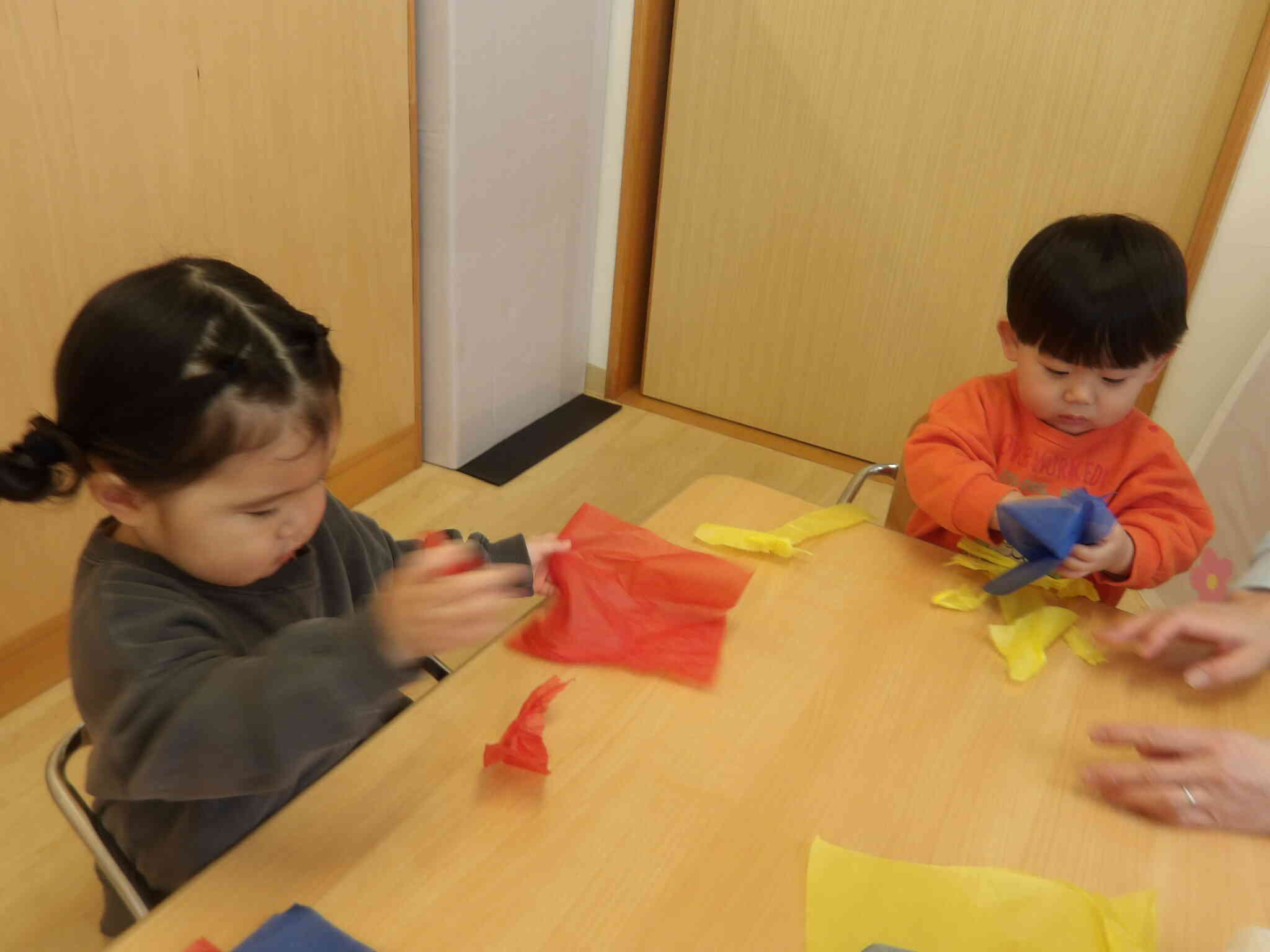 製作遊びをしたよ(０歳児：ひよこ組)