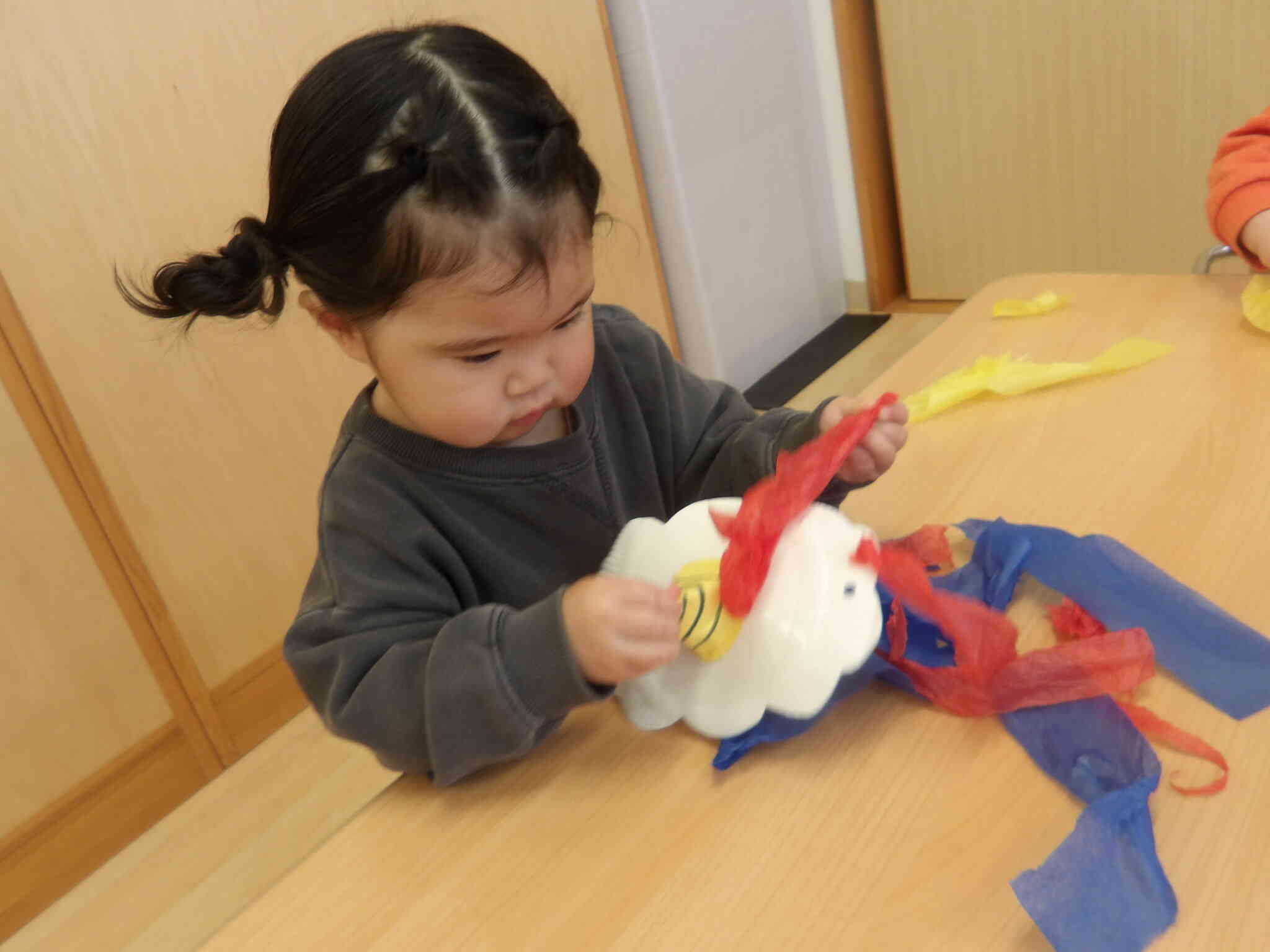 ここは赤にしようかな…と考え中のＴちゃん