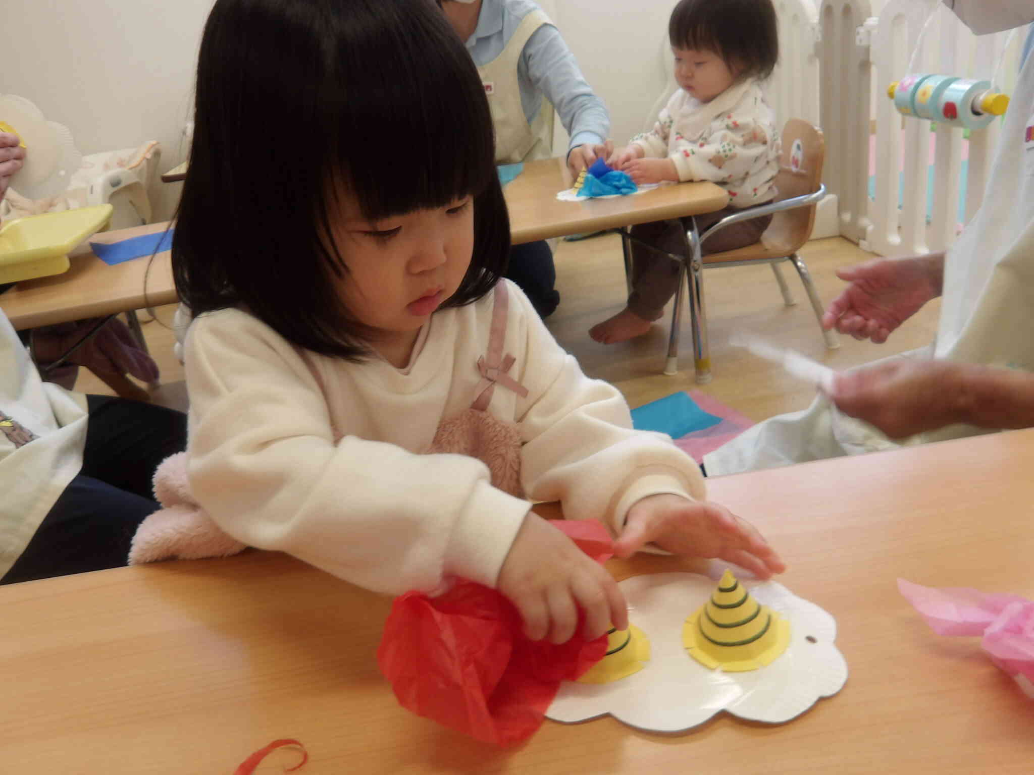 角を上手に避けながら貼っていたKちゃんです