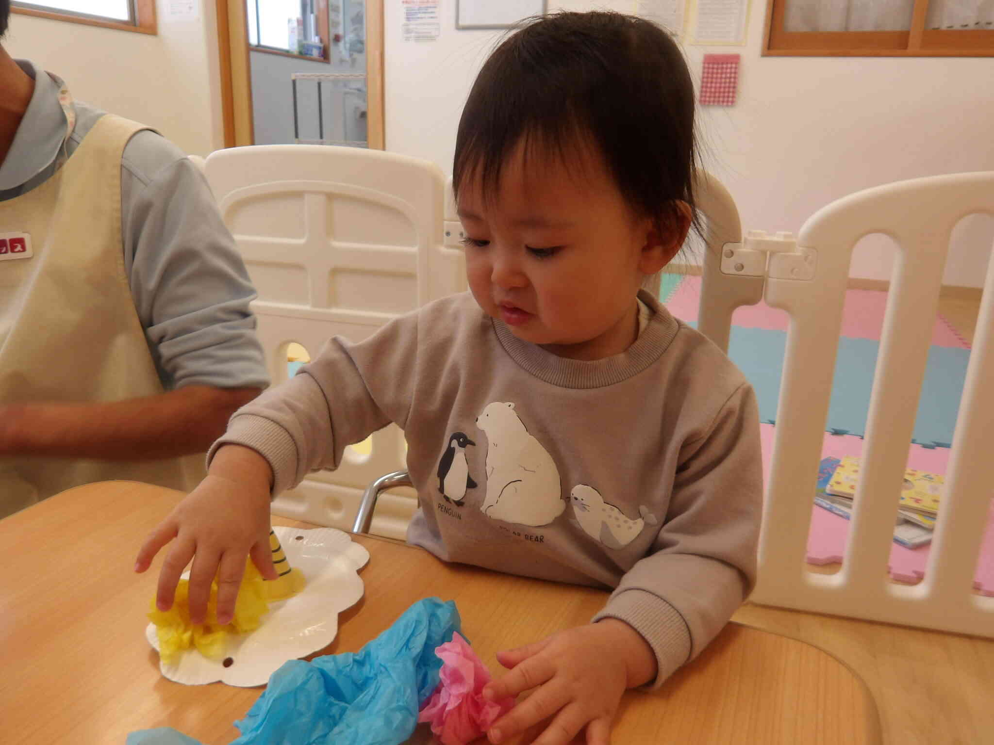 いろんな色のお花紙をペタペタと言いながら貼っていたIちゃん