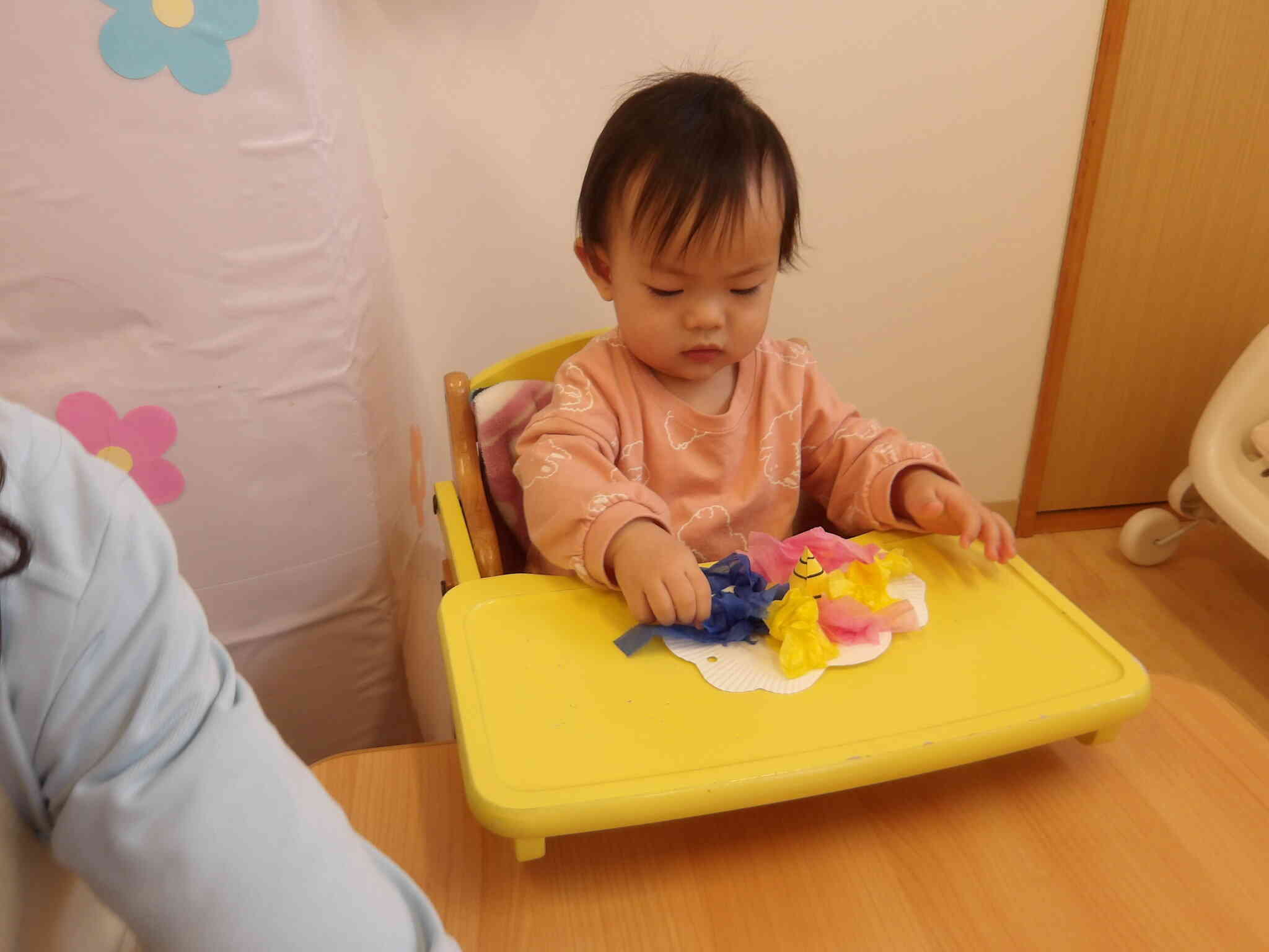 真剣な表情で貼っていくRちゃん。クシャクシャも上手にできました