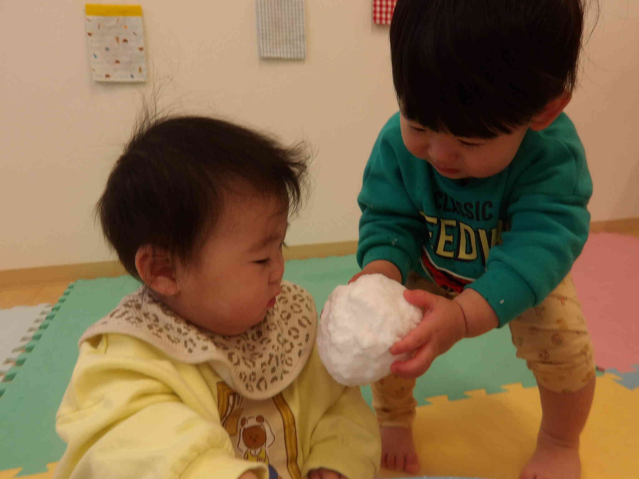 雪、どうぞ！　とやりとりしながら子どもたち同士でも遊んでました。