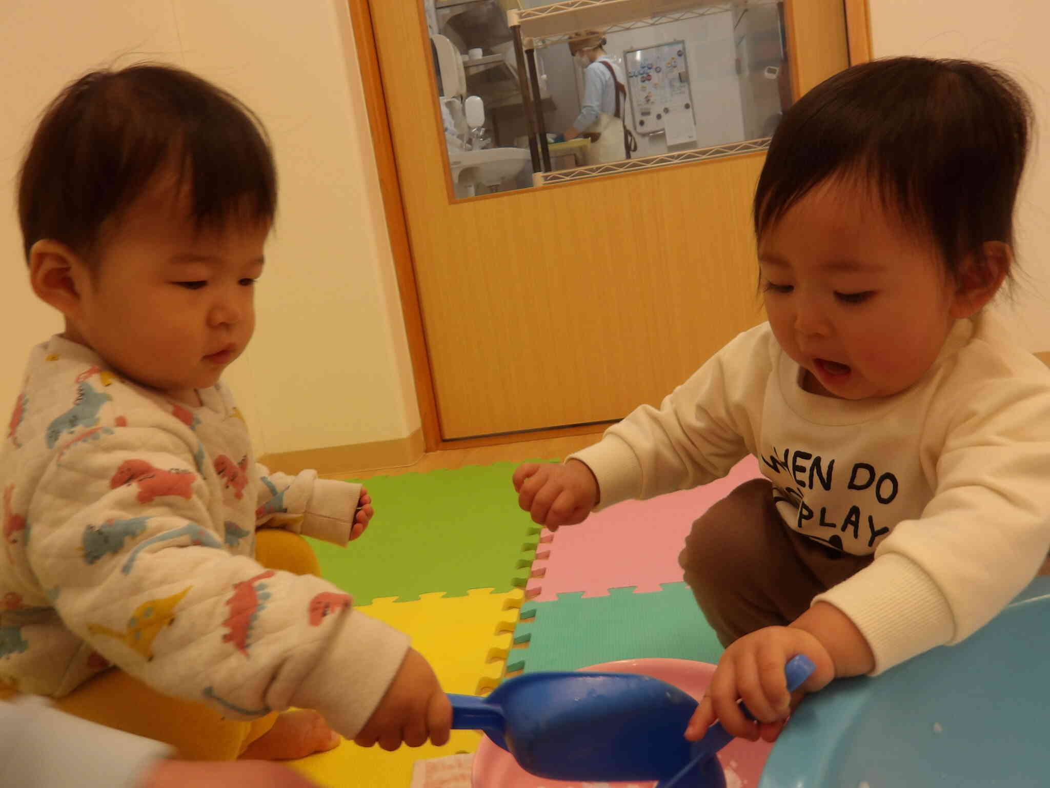 雪、冷たいけど、スコップだったら平気だね。　スコップで雪をすくってバケツに入れて遊んでましたよ。