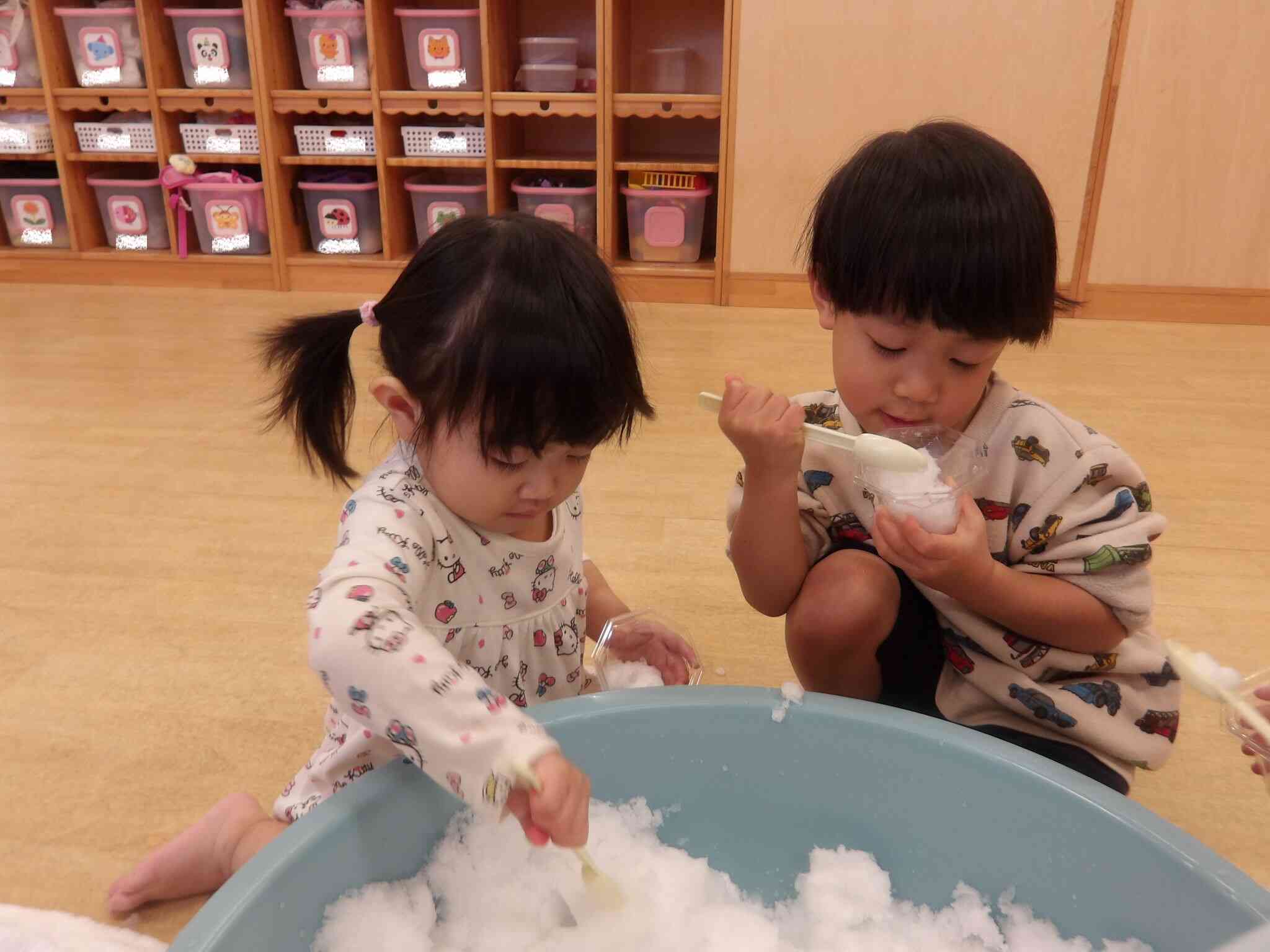 お部屋でも雪に触れて遊びました！