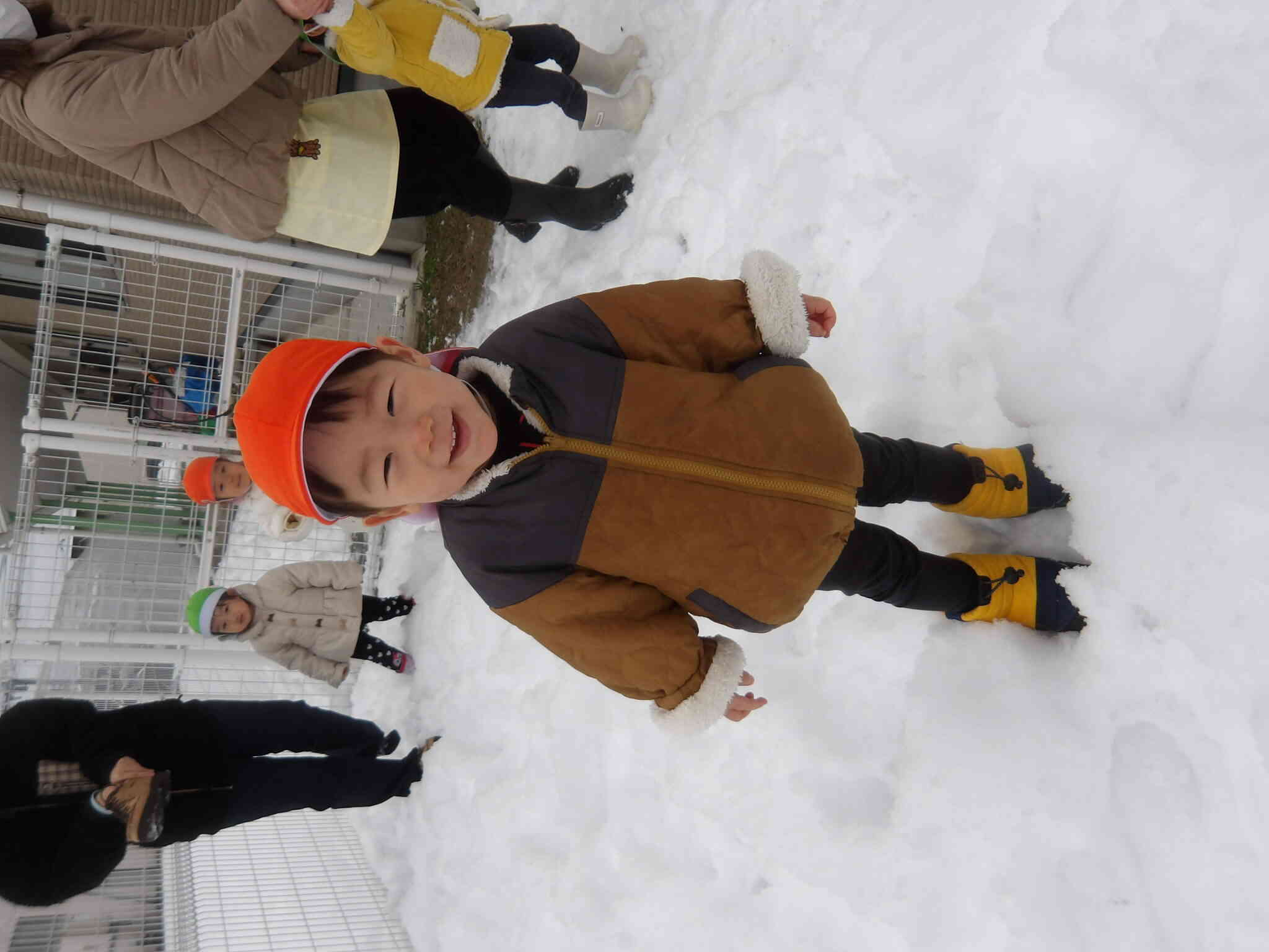雪道を歩くと音が鳴ることに気付いて音が鳴るたびに笑っているうさぎ組のSくんです。