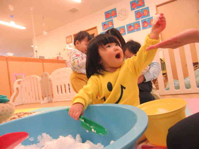 先生、あ～ん！！　雪、食べてみて。