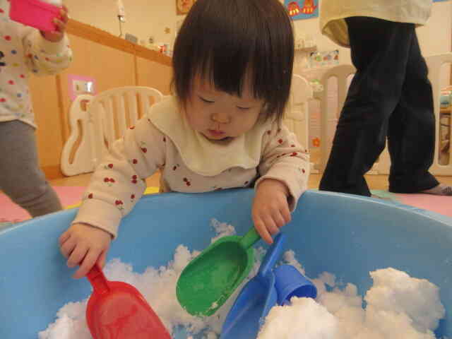 雪をスコップでさくさく。楽しいね。