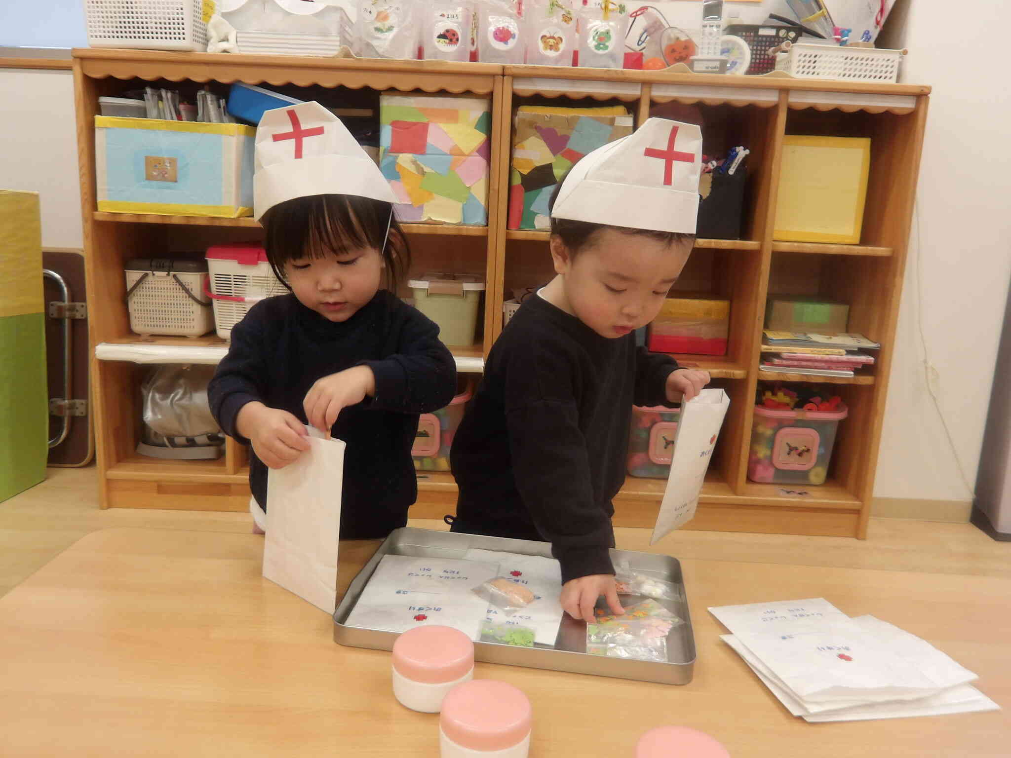 みんなきてくださいーおくすりやさんでーす