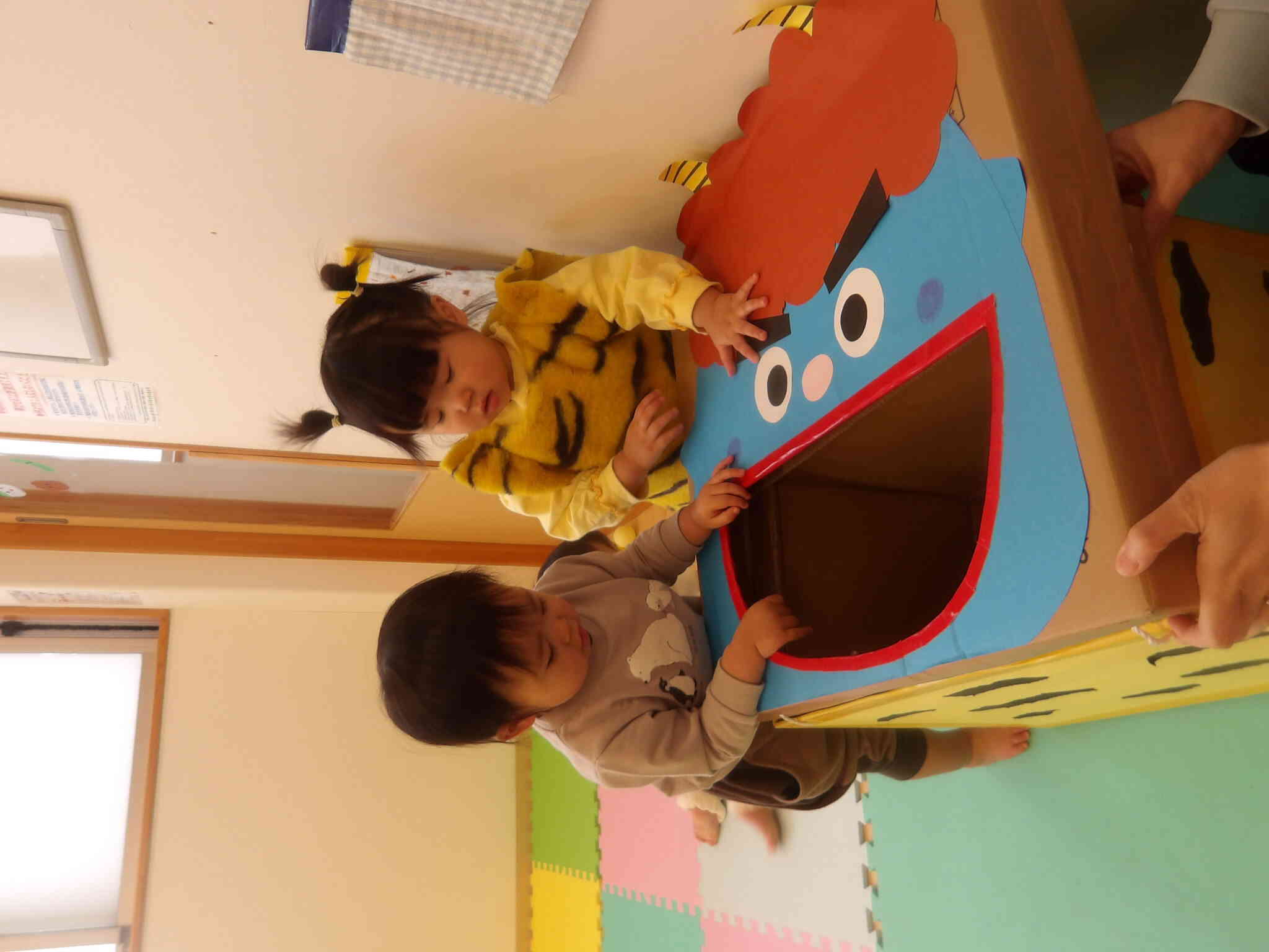 ひよこ組の玉入れでは「あ～ん」と言いながら食べさせてくれましたよ。 