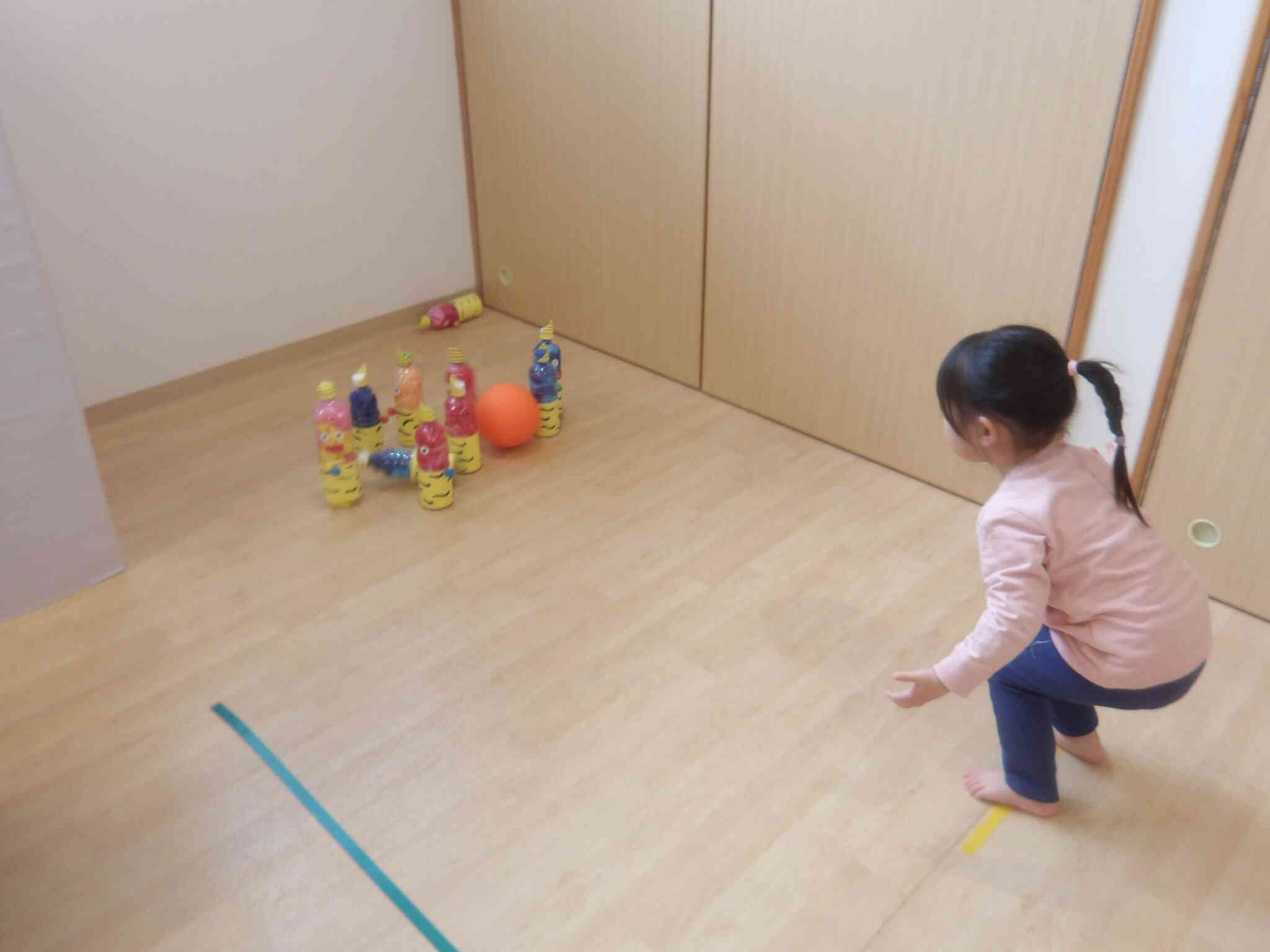 オニのボーリングに何度も挑戦しているAちゃんです。