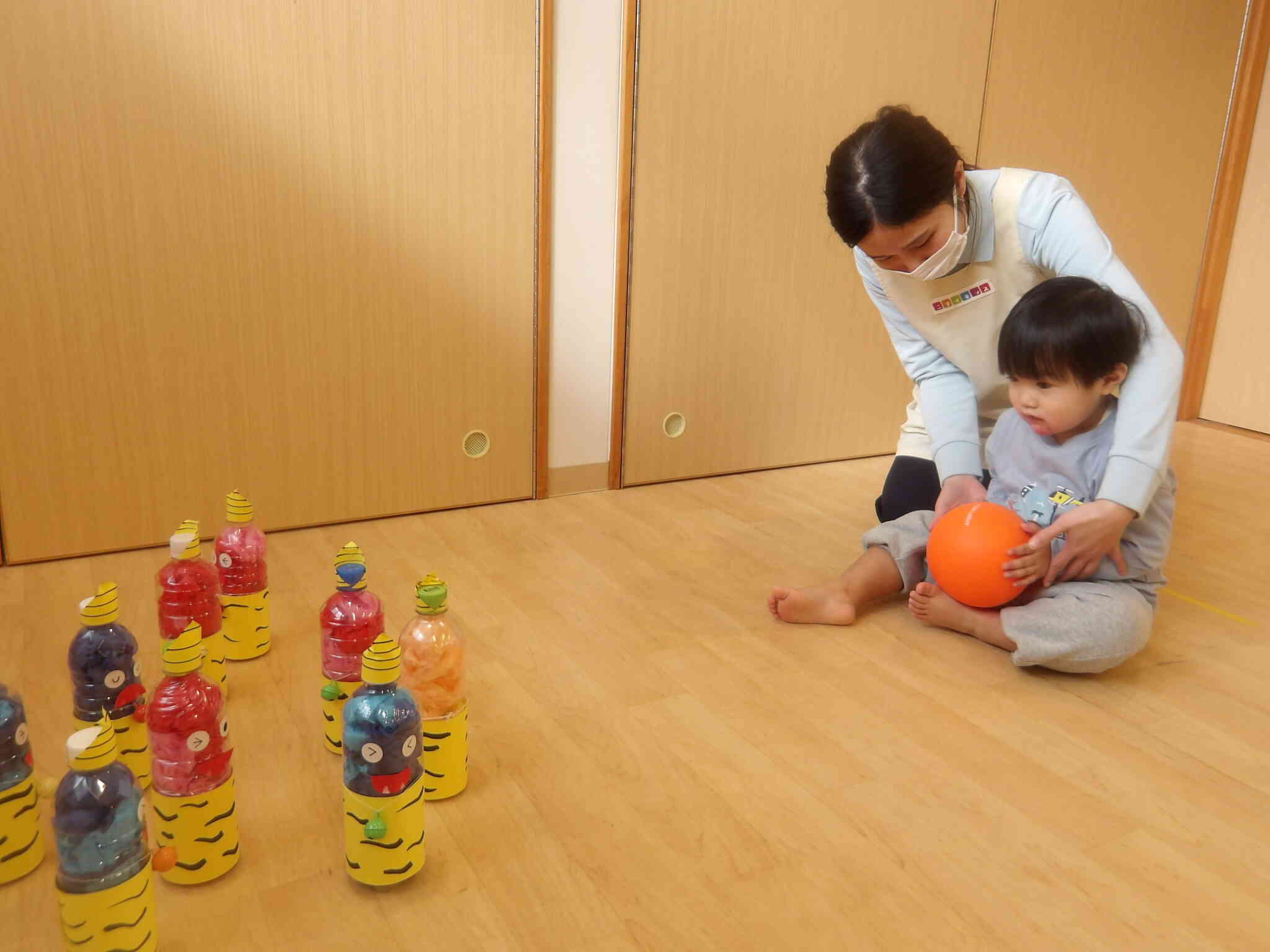ボールが大好きなⅯくん。保育者と一緒にボールを転がして楽しんでいました。