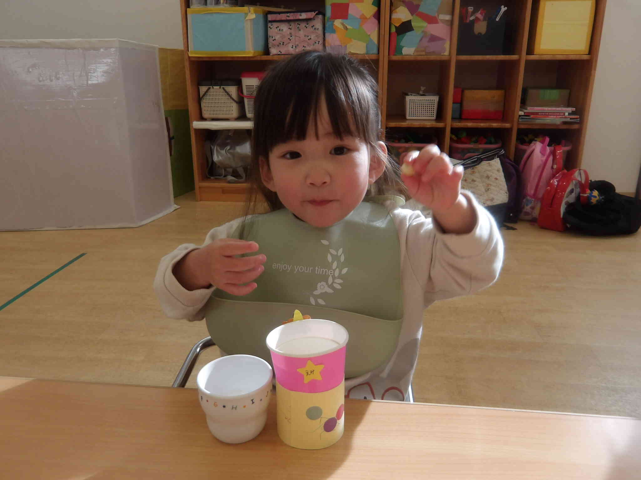 午後のおやつを「おいし～」と言いながら鬼と一緒に食べていましたよ。