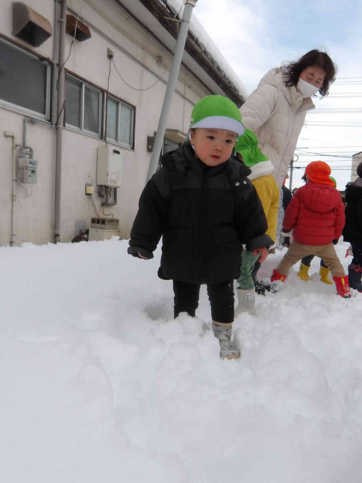 少し深い雪道も「冷たくない!」と言いながら進んでいました。