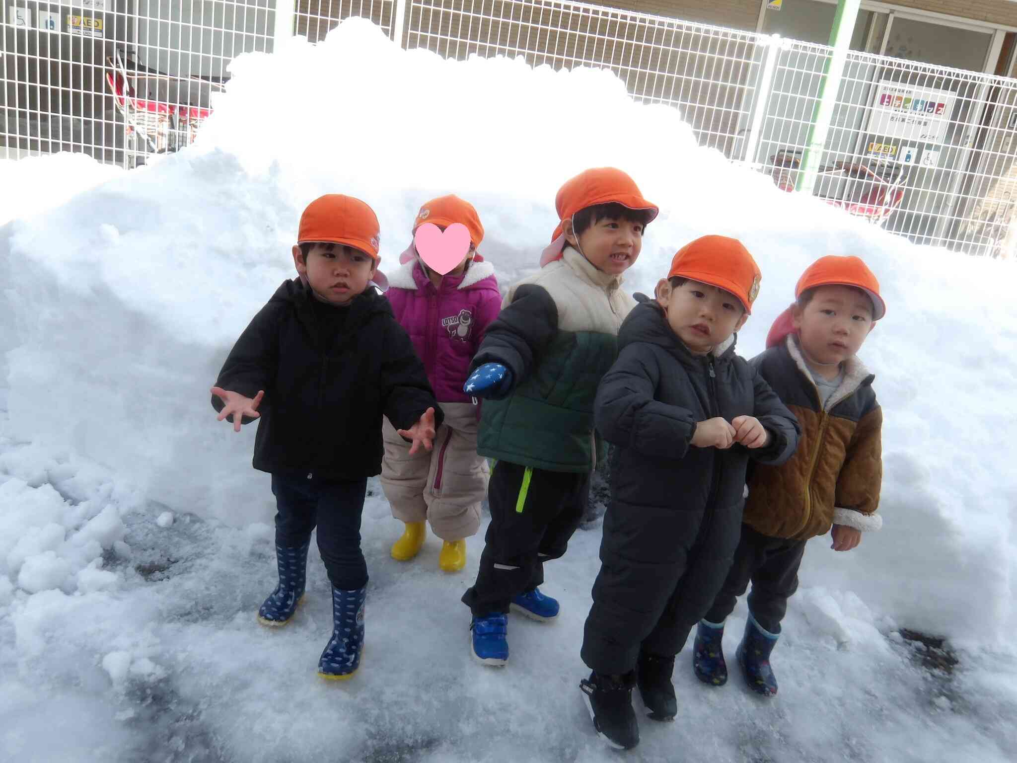 かまくらと一緒に記念撮影をしました!子どもたちは「かまくらだ!」と大喜びでしたよ。