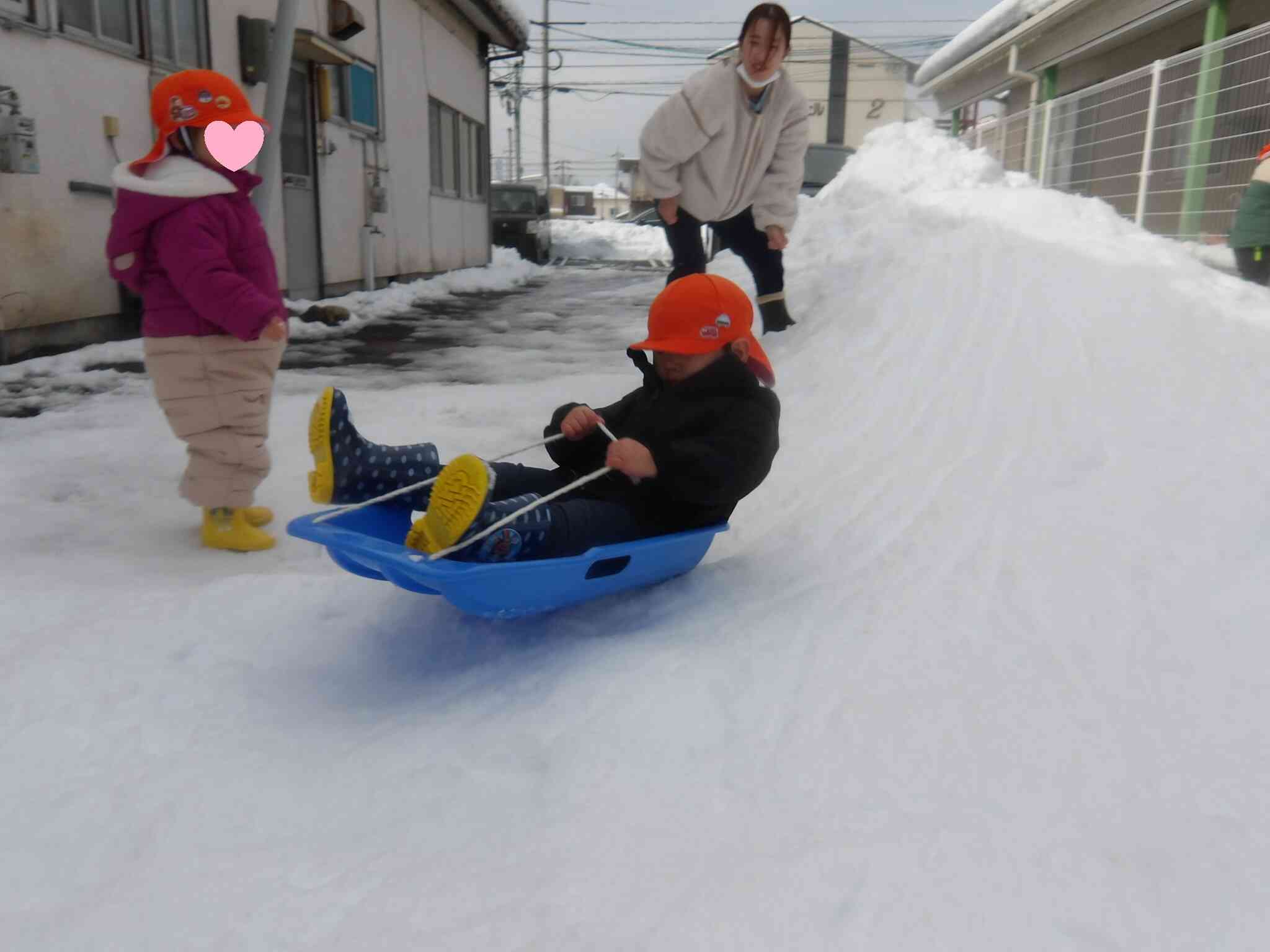 うさぎ組のHくんはソリ滑りがとても上手で何度も滑って楽しんでいましたよ。