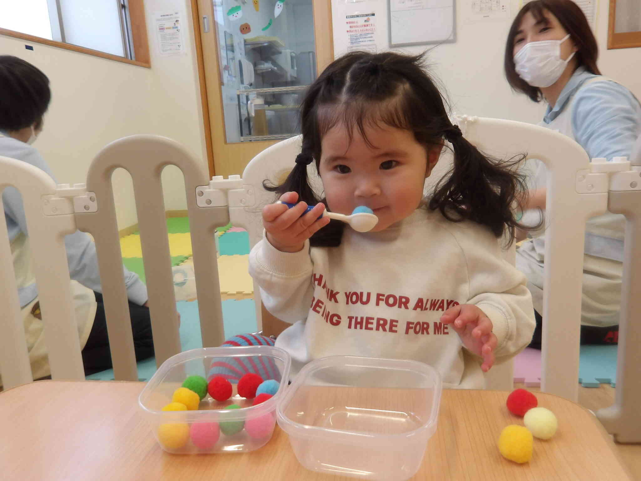 スプーンでポンポンをすくって遊ぶこともできました