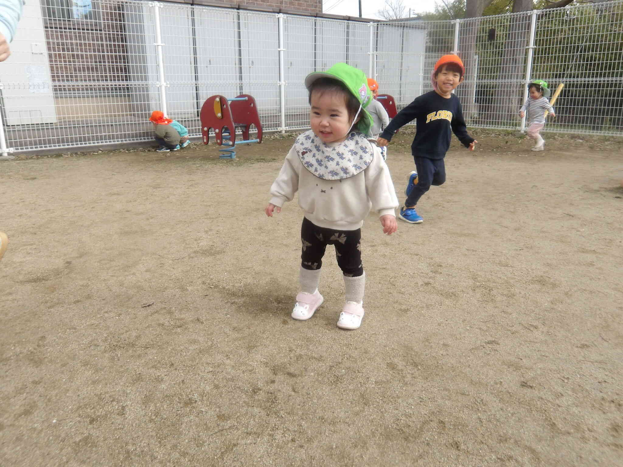 お外で歩いたり、走ったりするの楽しいな。