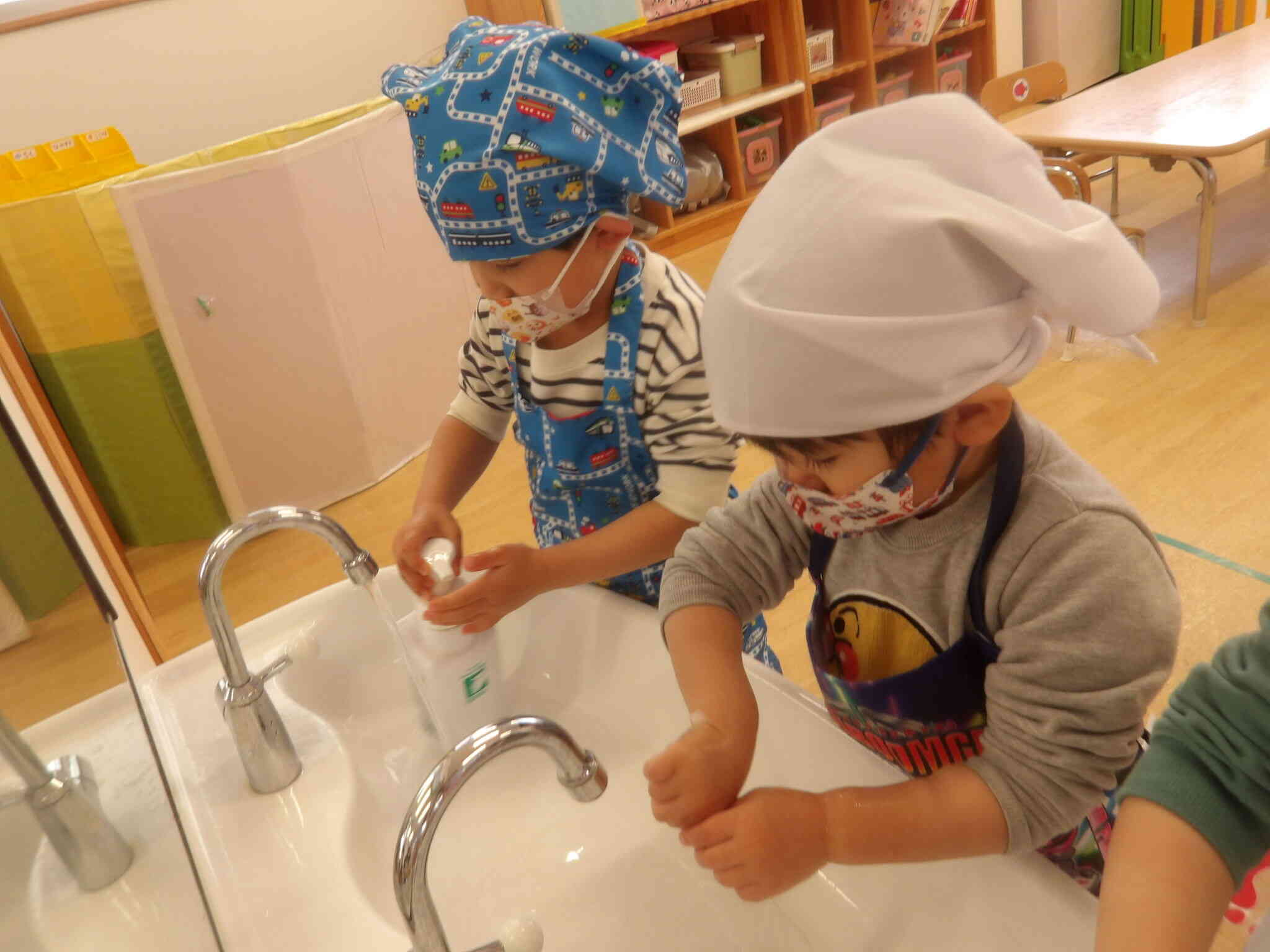 クッキングの前はしっかり手洗いをして準備万端！